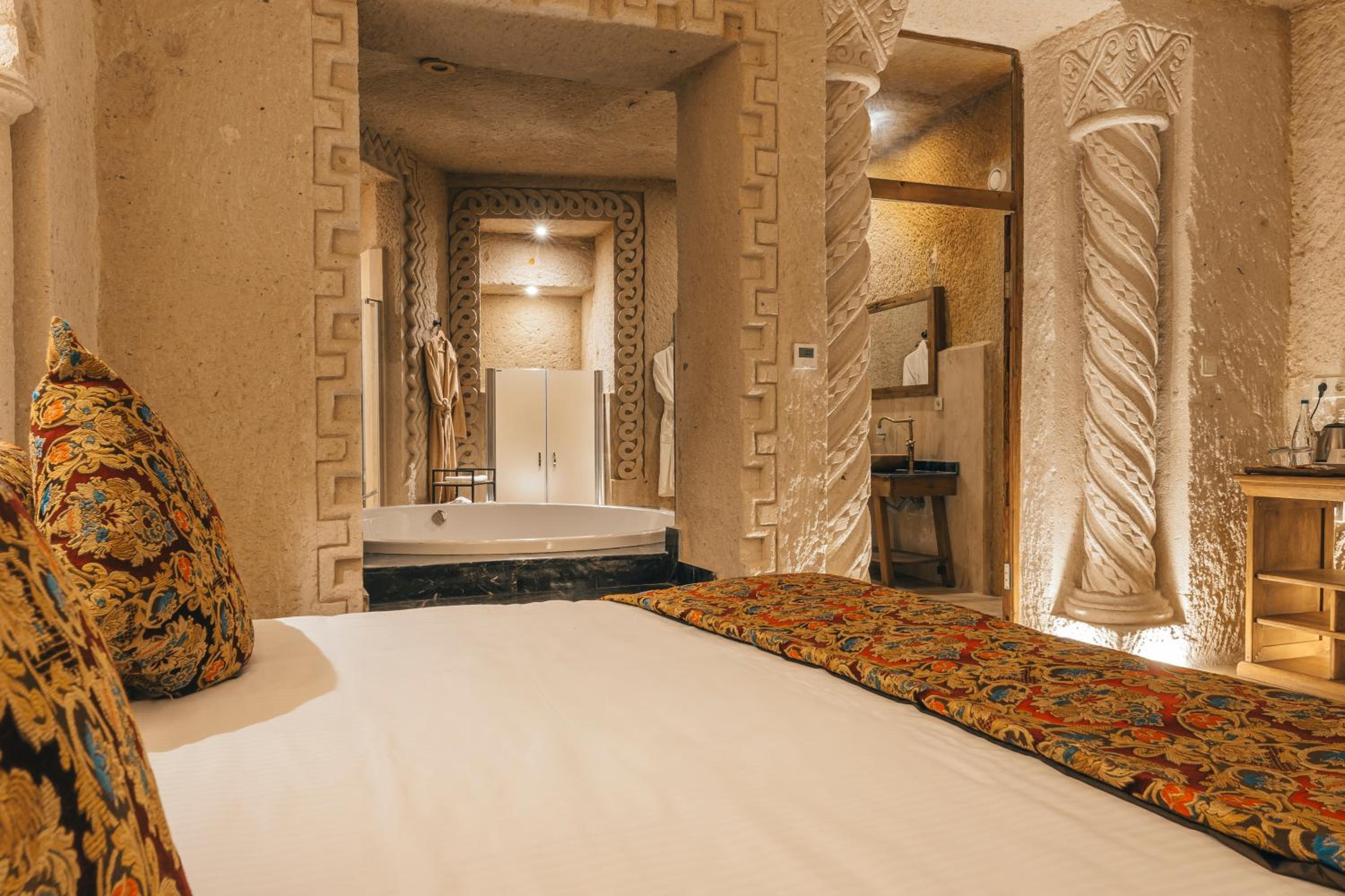 King Room with Spa Bath - Photo 10