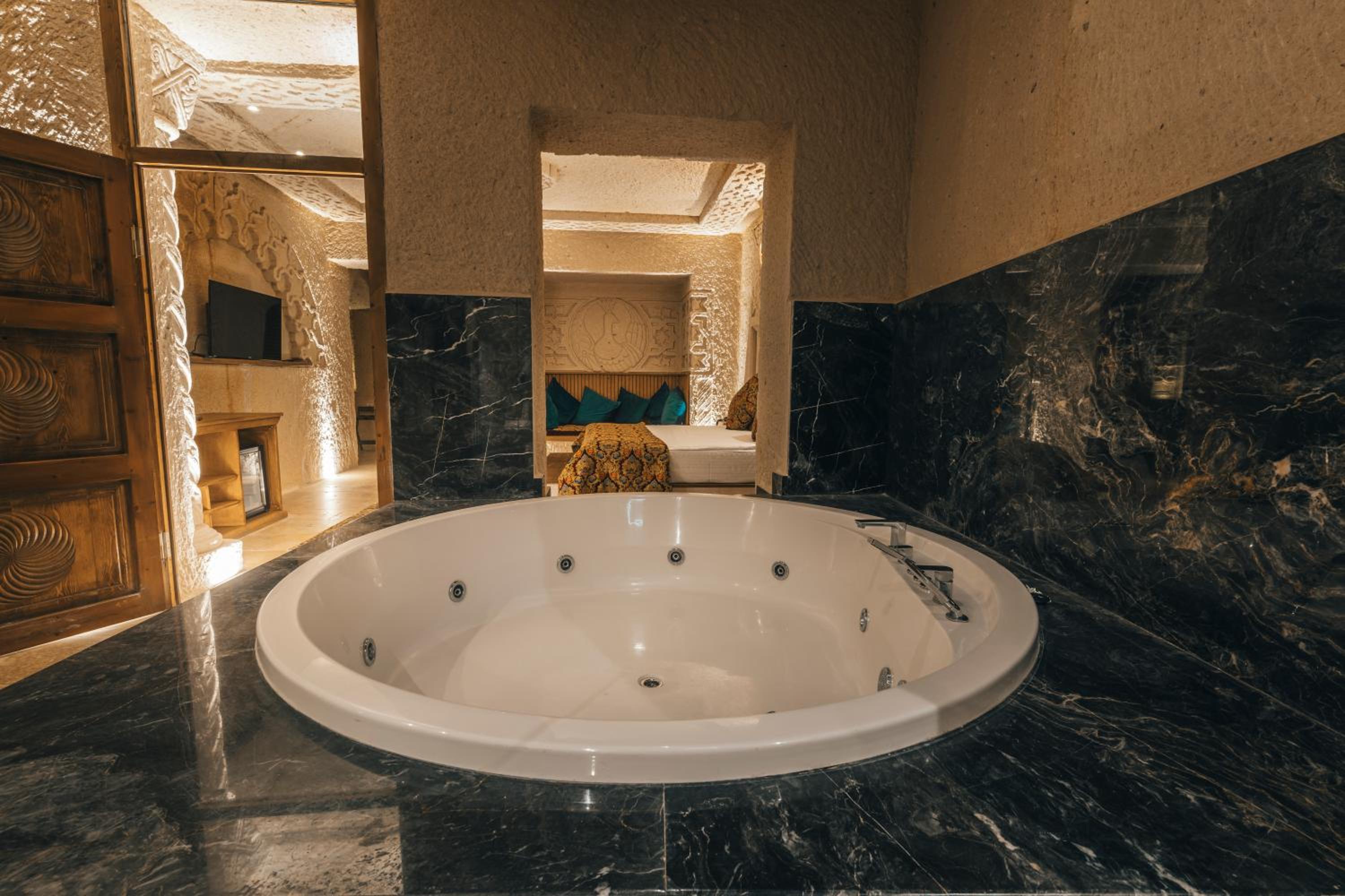 King Room with Spa Bath - Photo 23