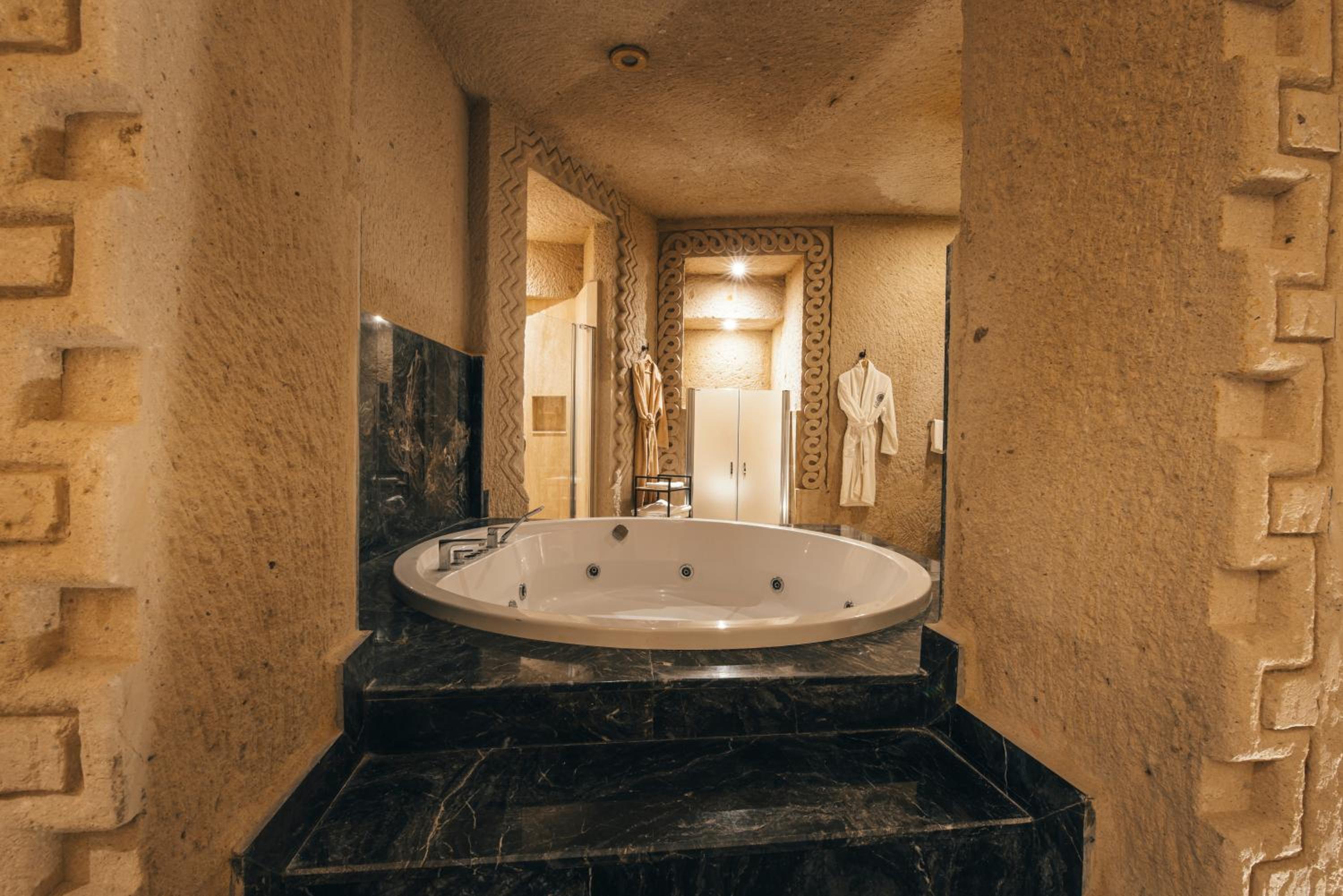 King Room with Spa Bath - Photo 3