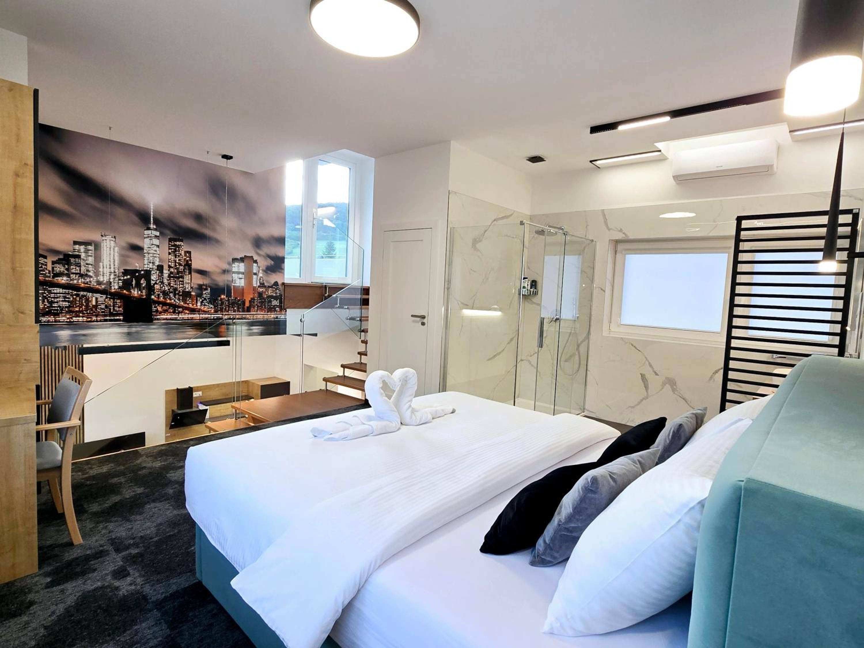 Two-Bedroom Deluxe Apartment - Photo 8