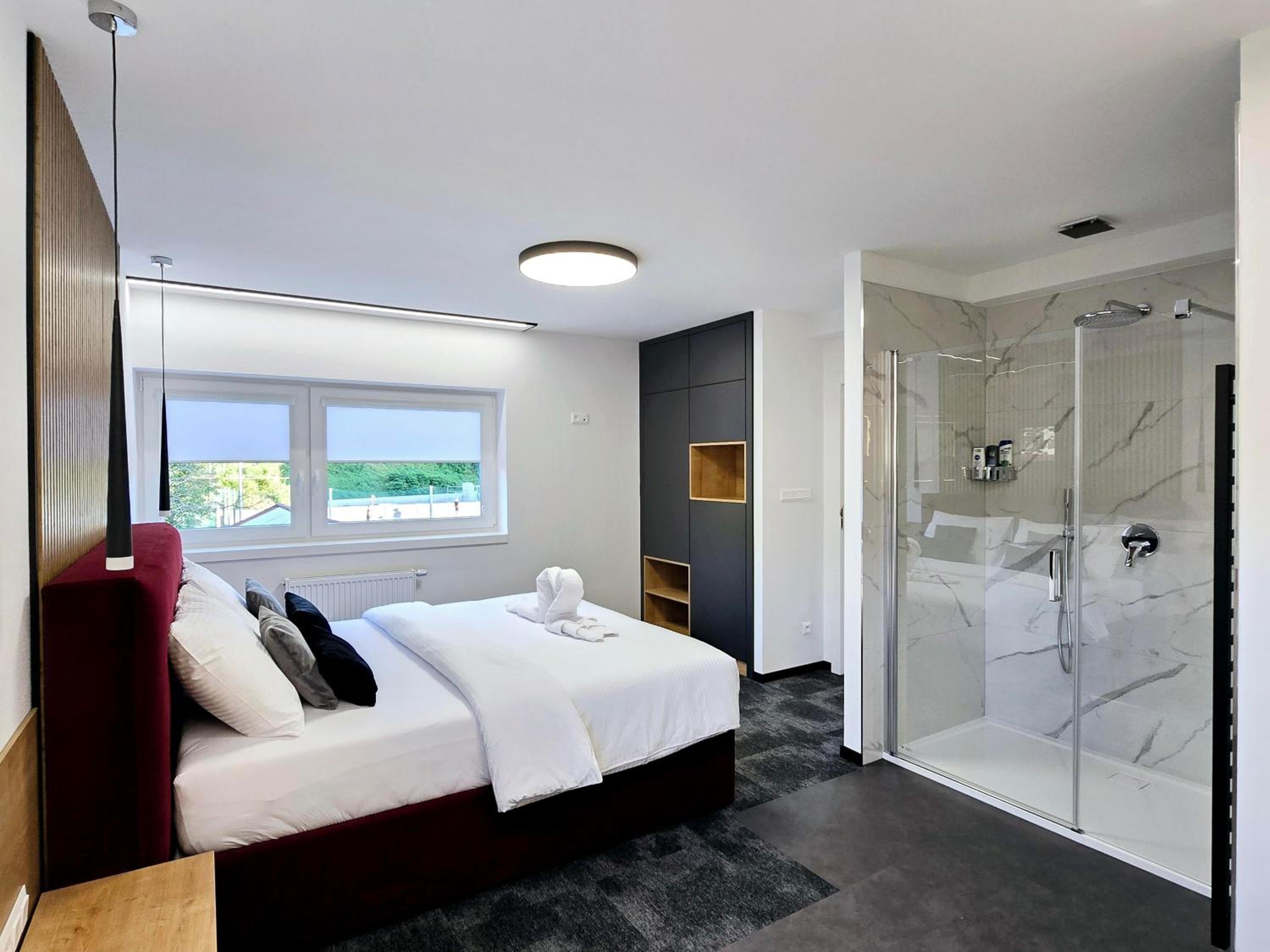 Two-Bedroom Deluxe Apartment - Photo 25