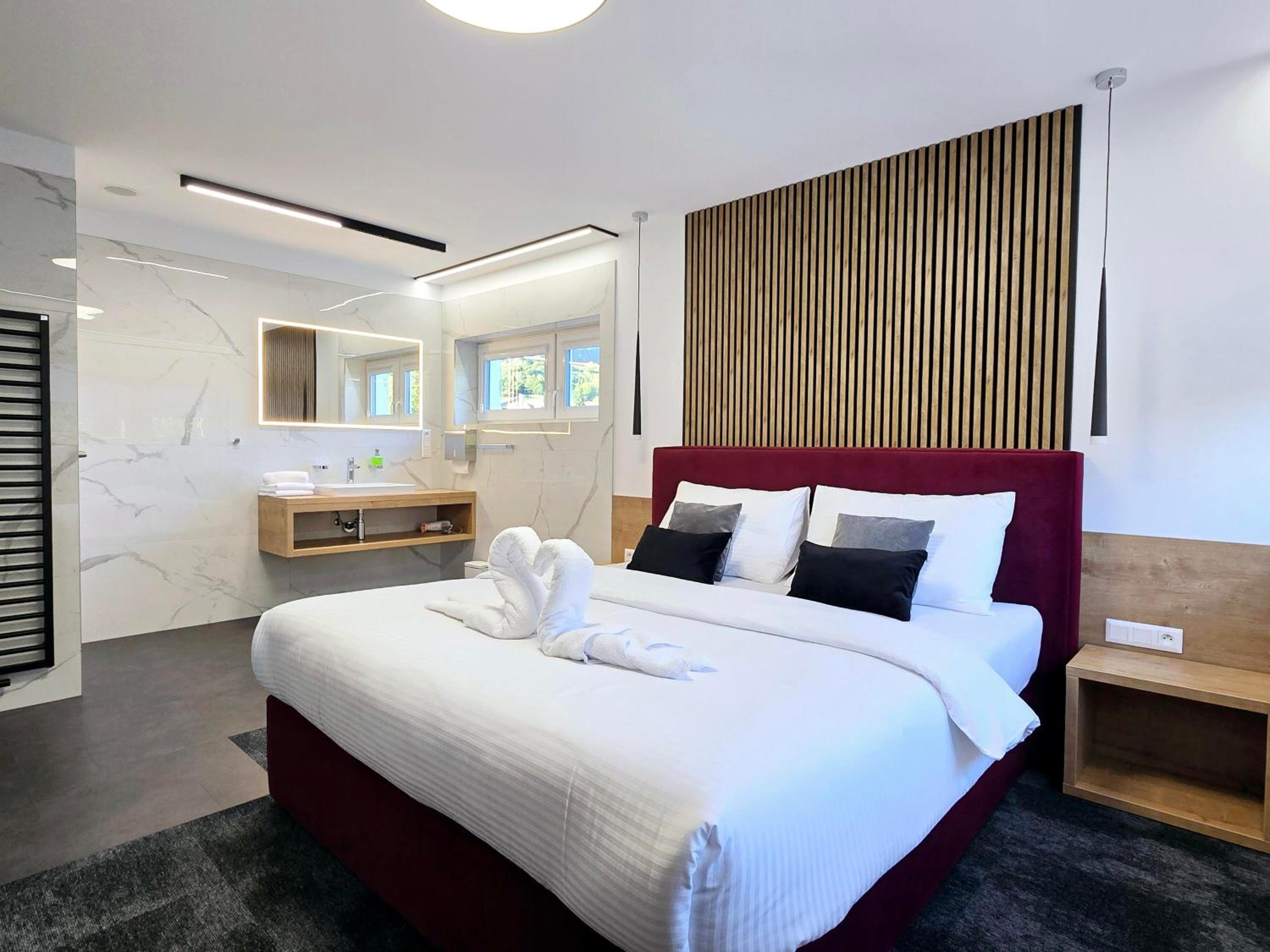 Two-Bedroom Deluxe Apartment - Photo 19