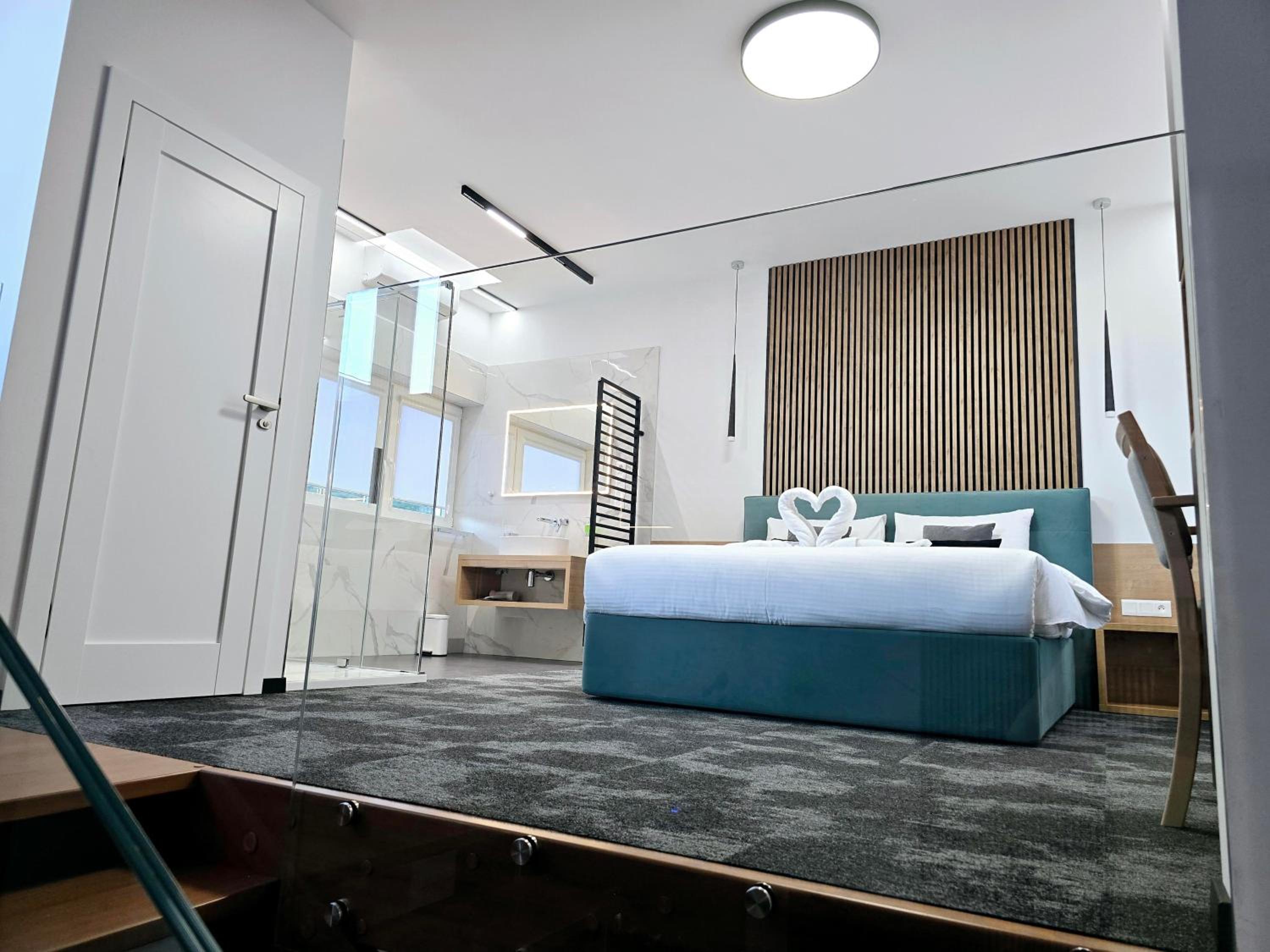 Two-Bedroom Deluxe Apartment - Photo 4