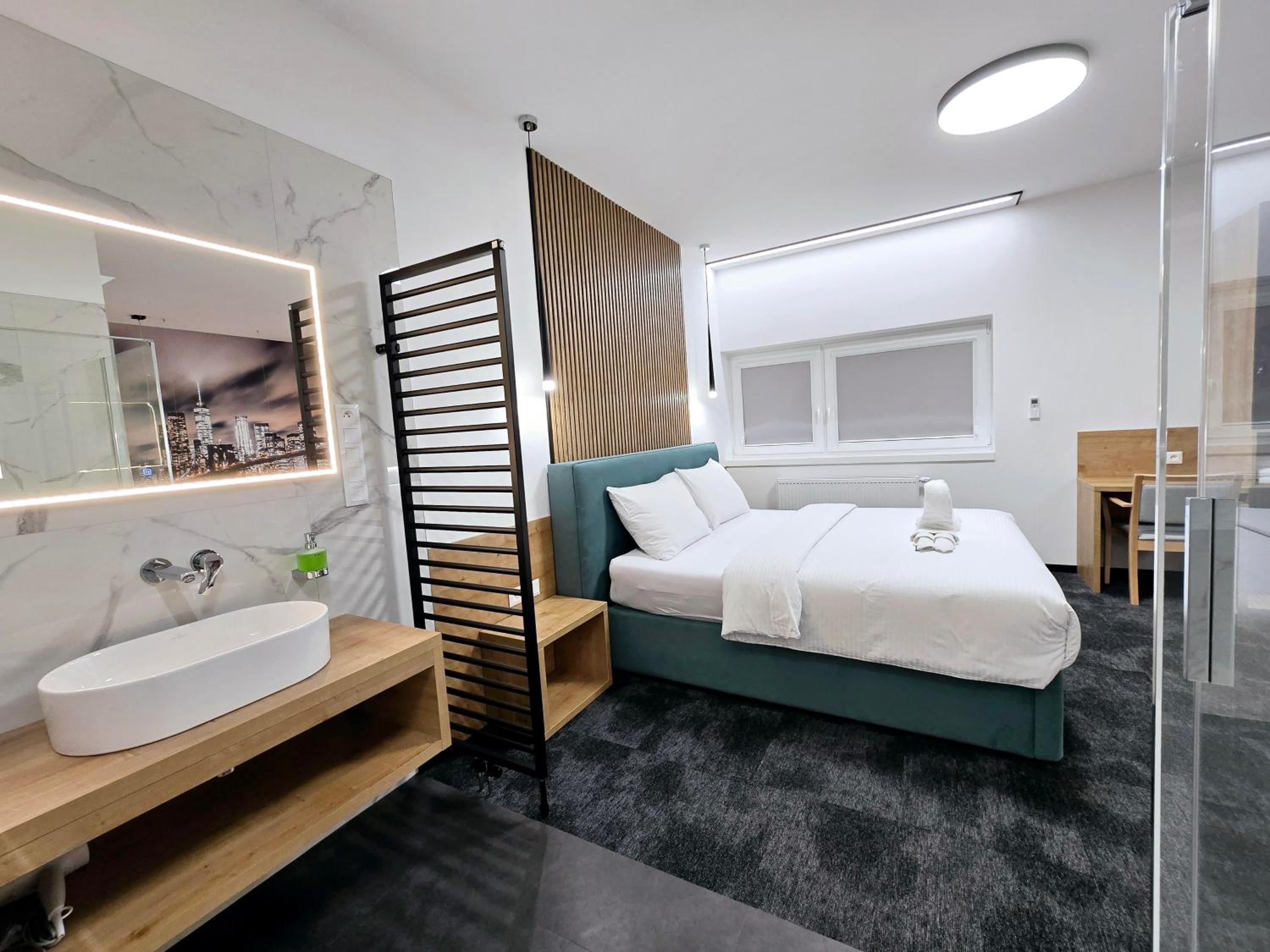 Two-Bedroom Deluxe Apartment - Photo 13