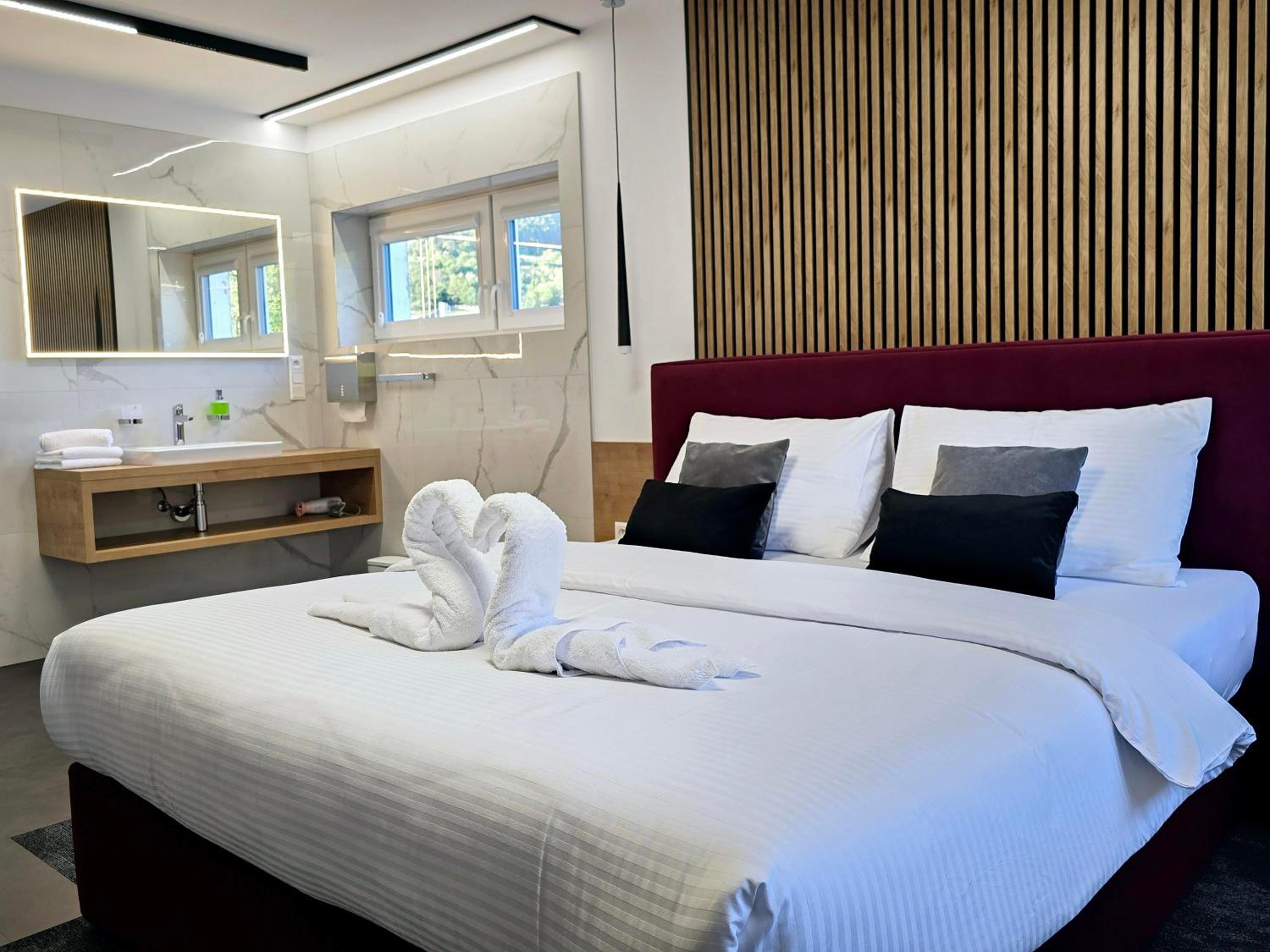 Two-Bedroom Deluxe Apartment - Photo 2