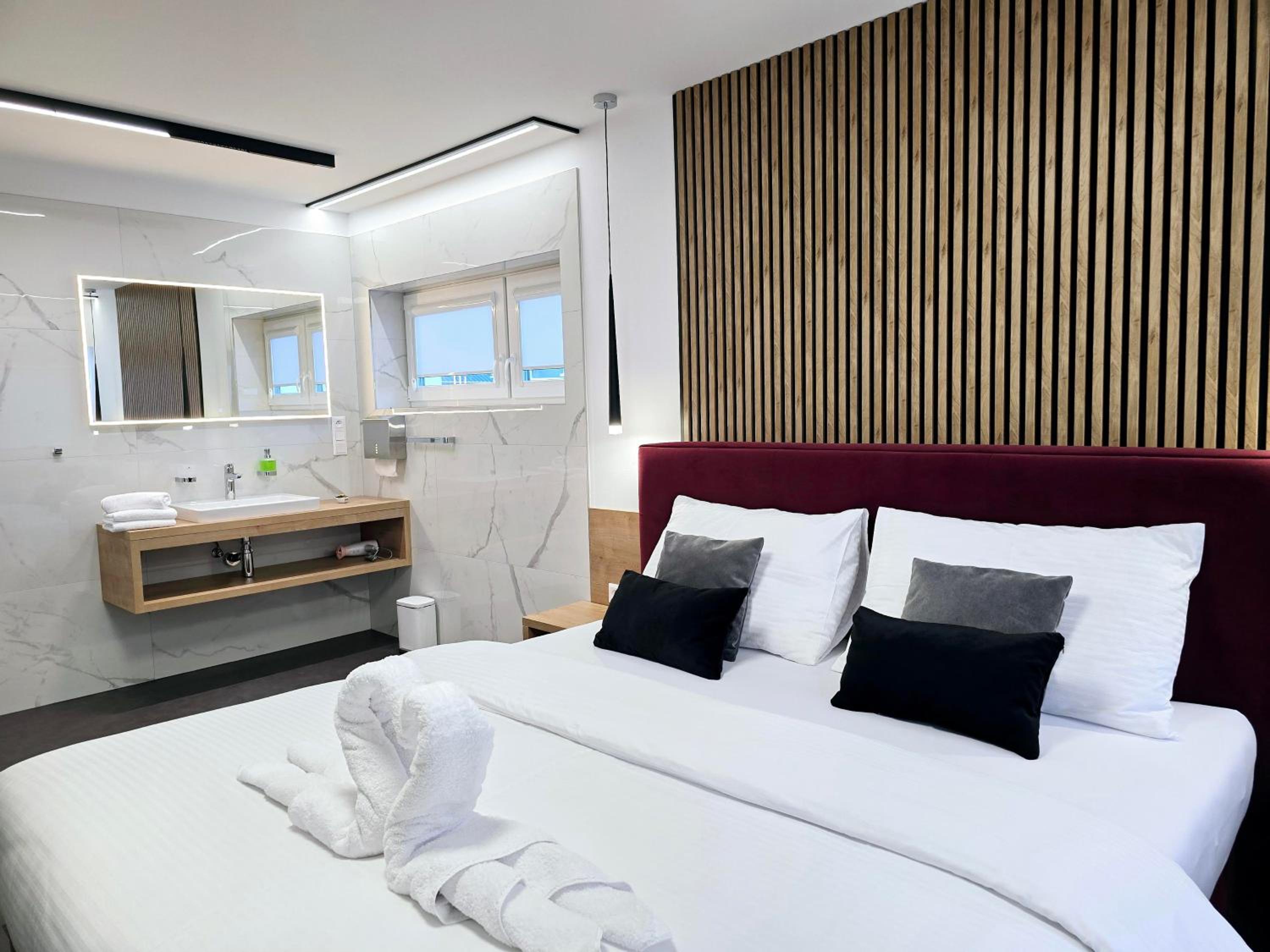 Two-Bedroom Deluxe Apartment - Photo 26