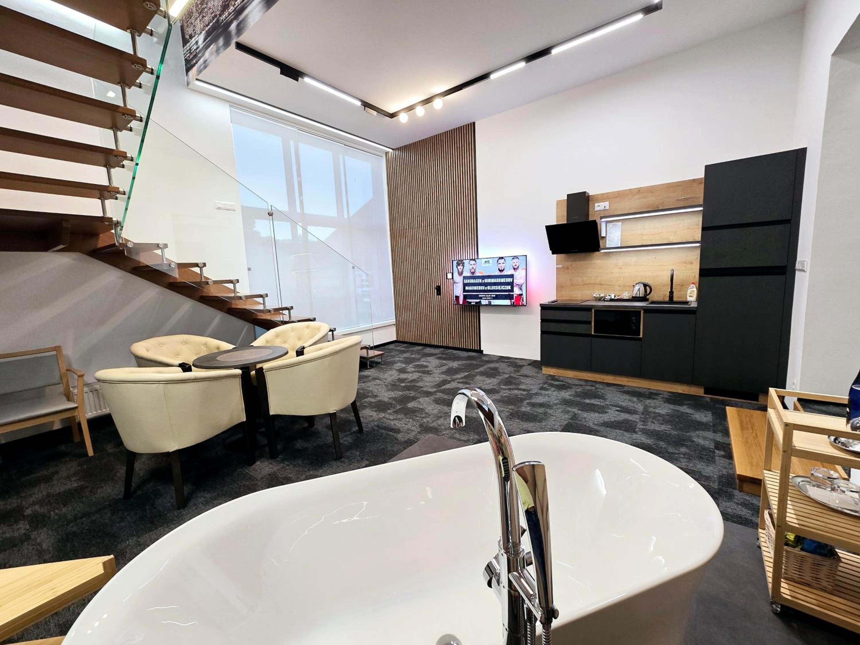 Two-Bedroom Deluxe Apartment - Photo 38