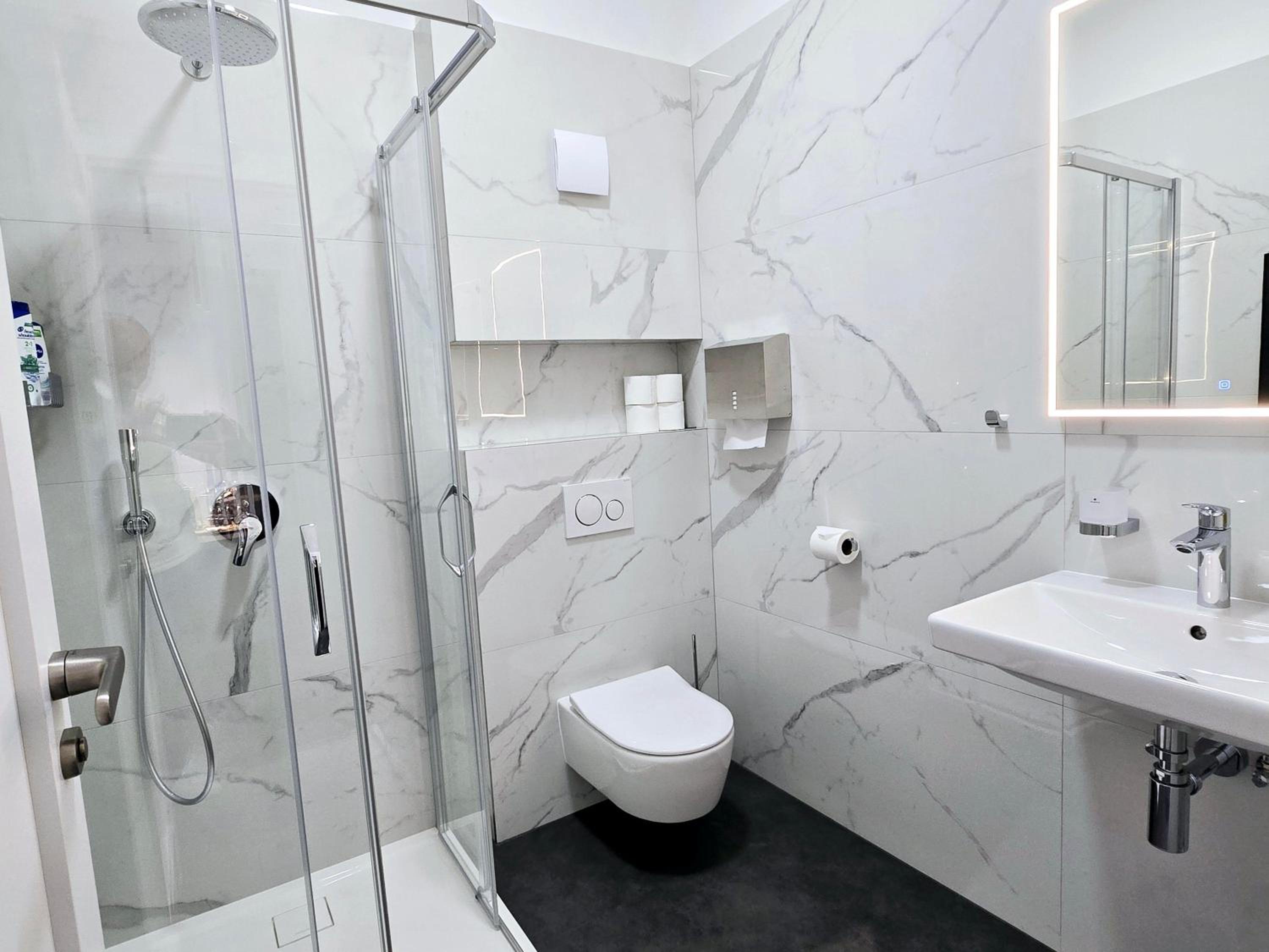 Superior King Room - Photo 7
