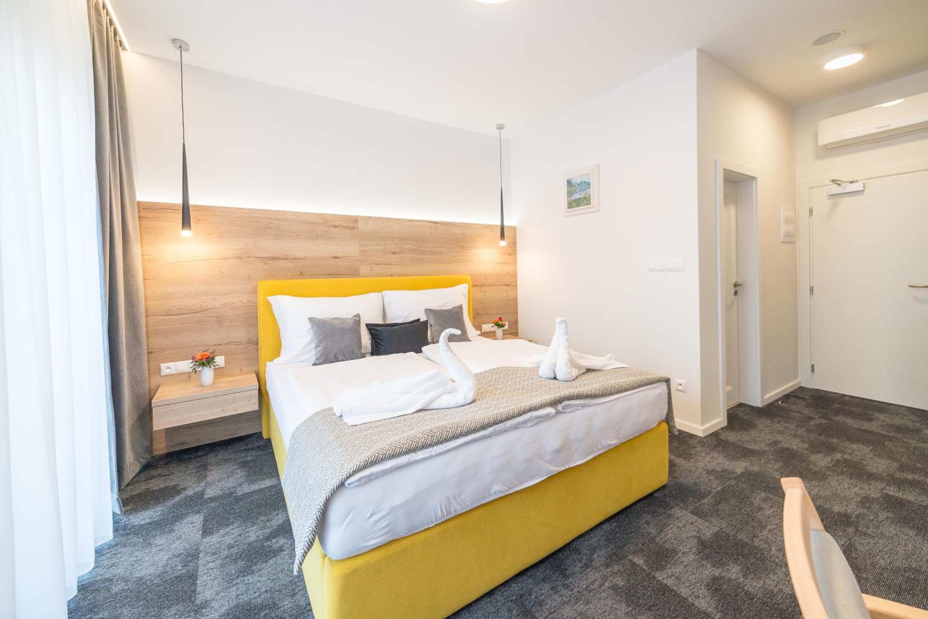 Superior King Room - Photo 15