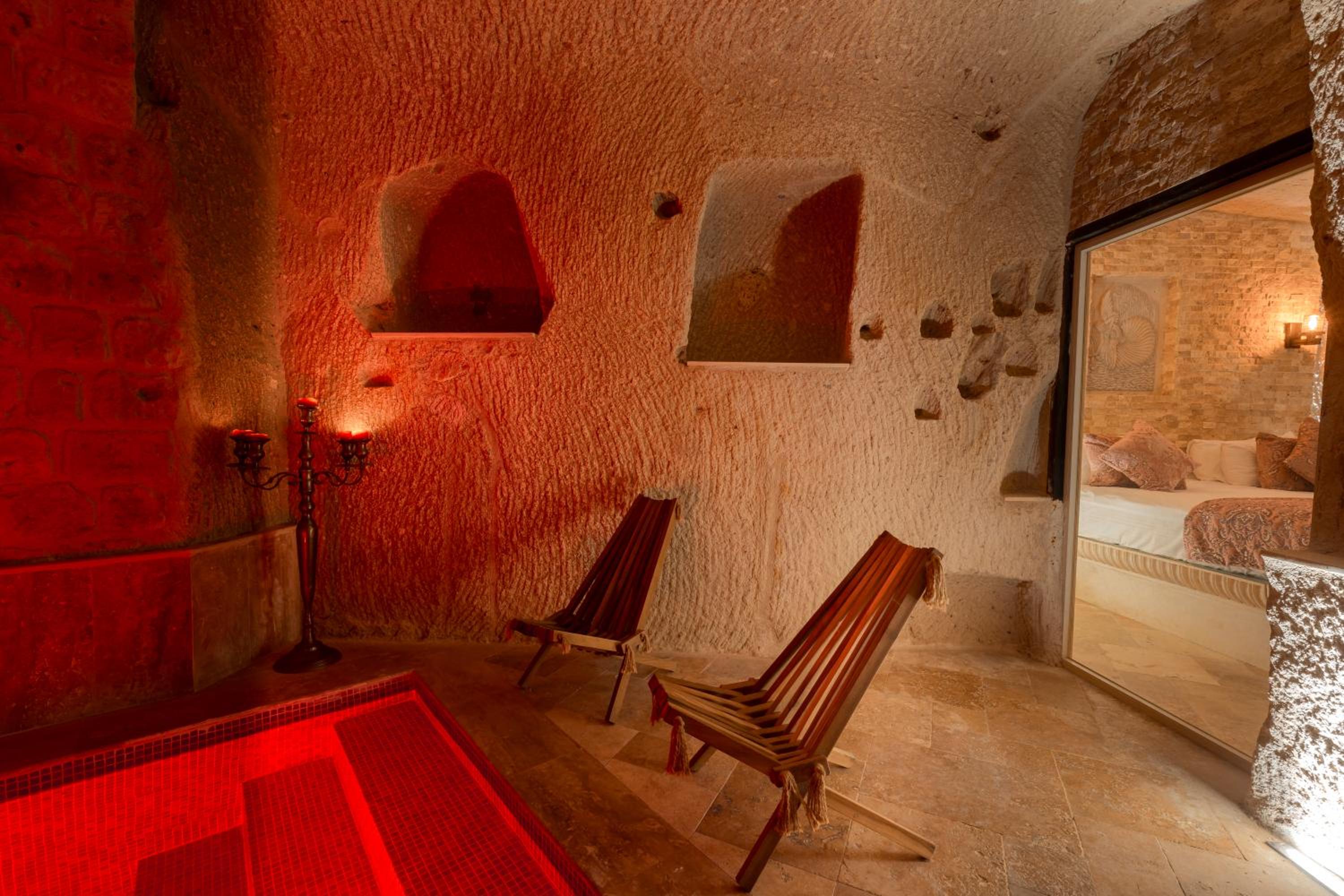 King Room with Pool View - Photo 9