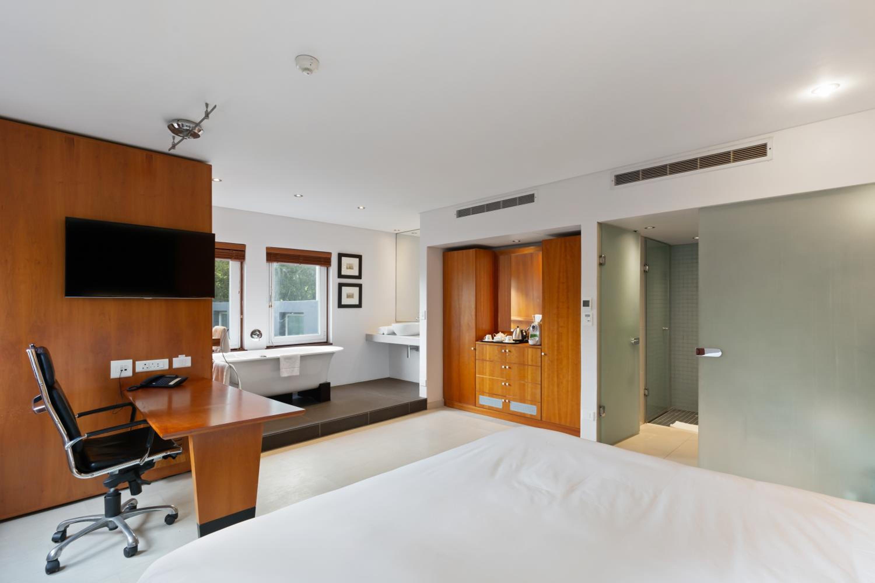 Superior King Room - Photo 9