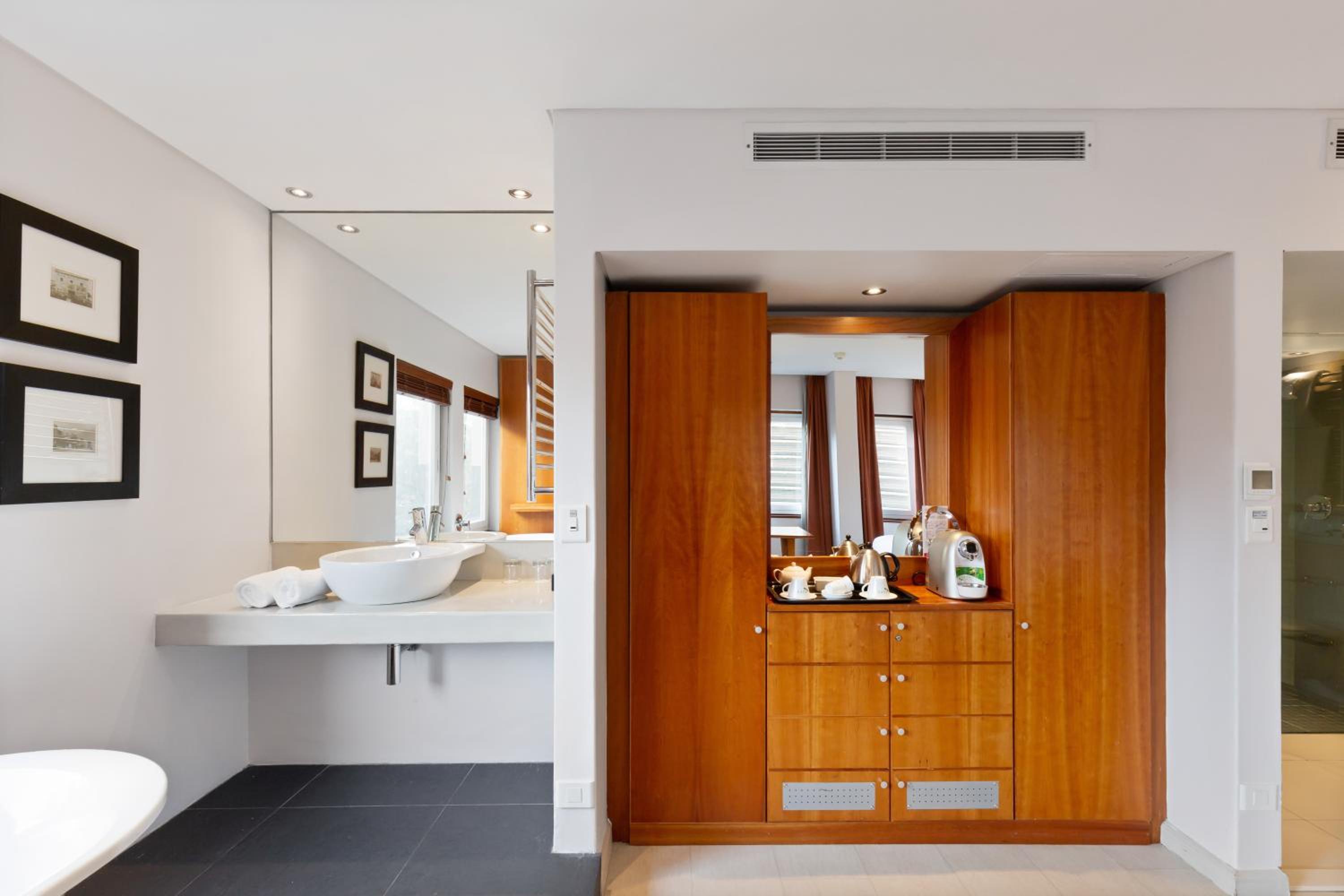 Superior King Room - Photo 12