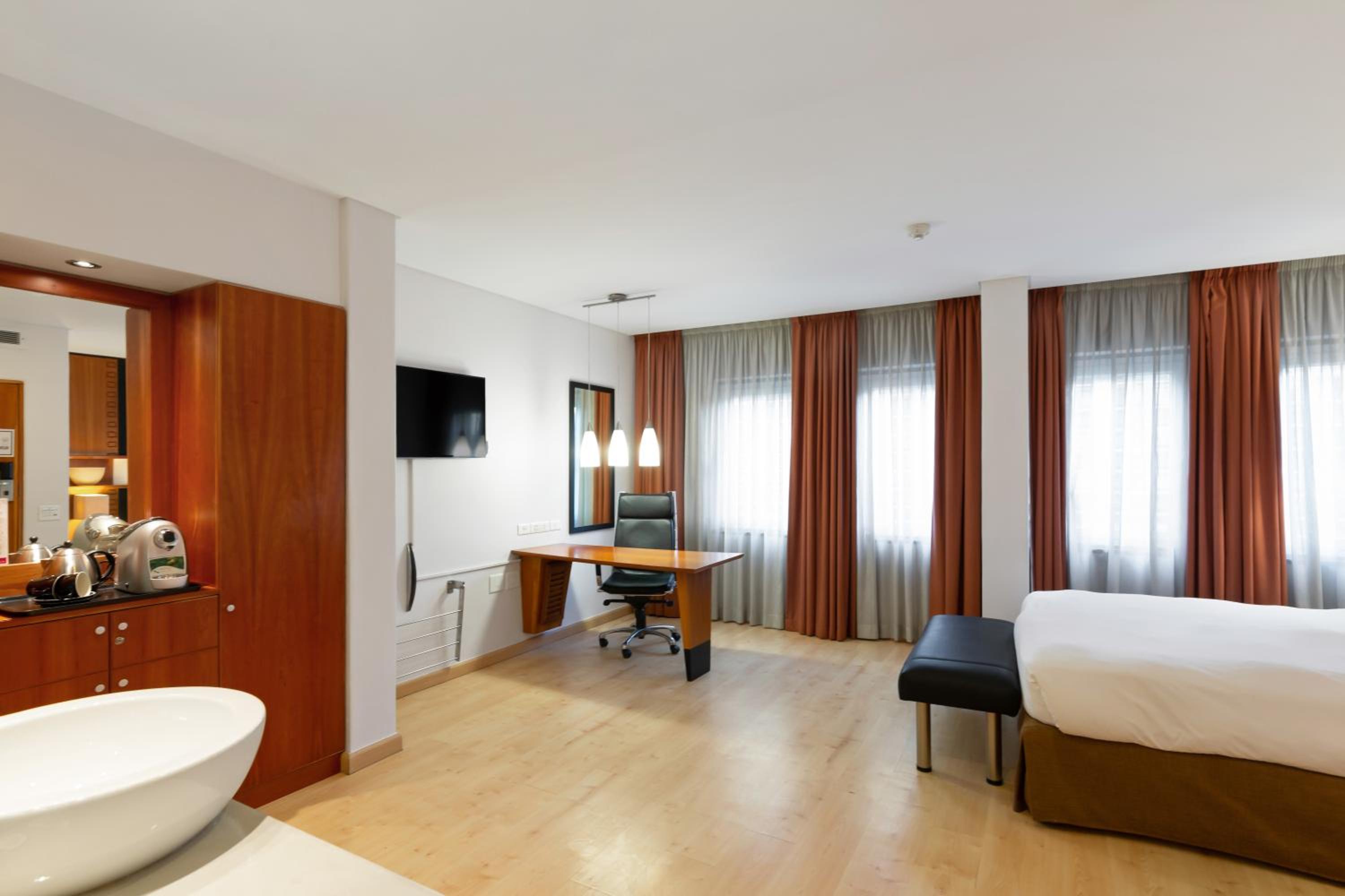 Superior King Room - Photo 3