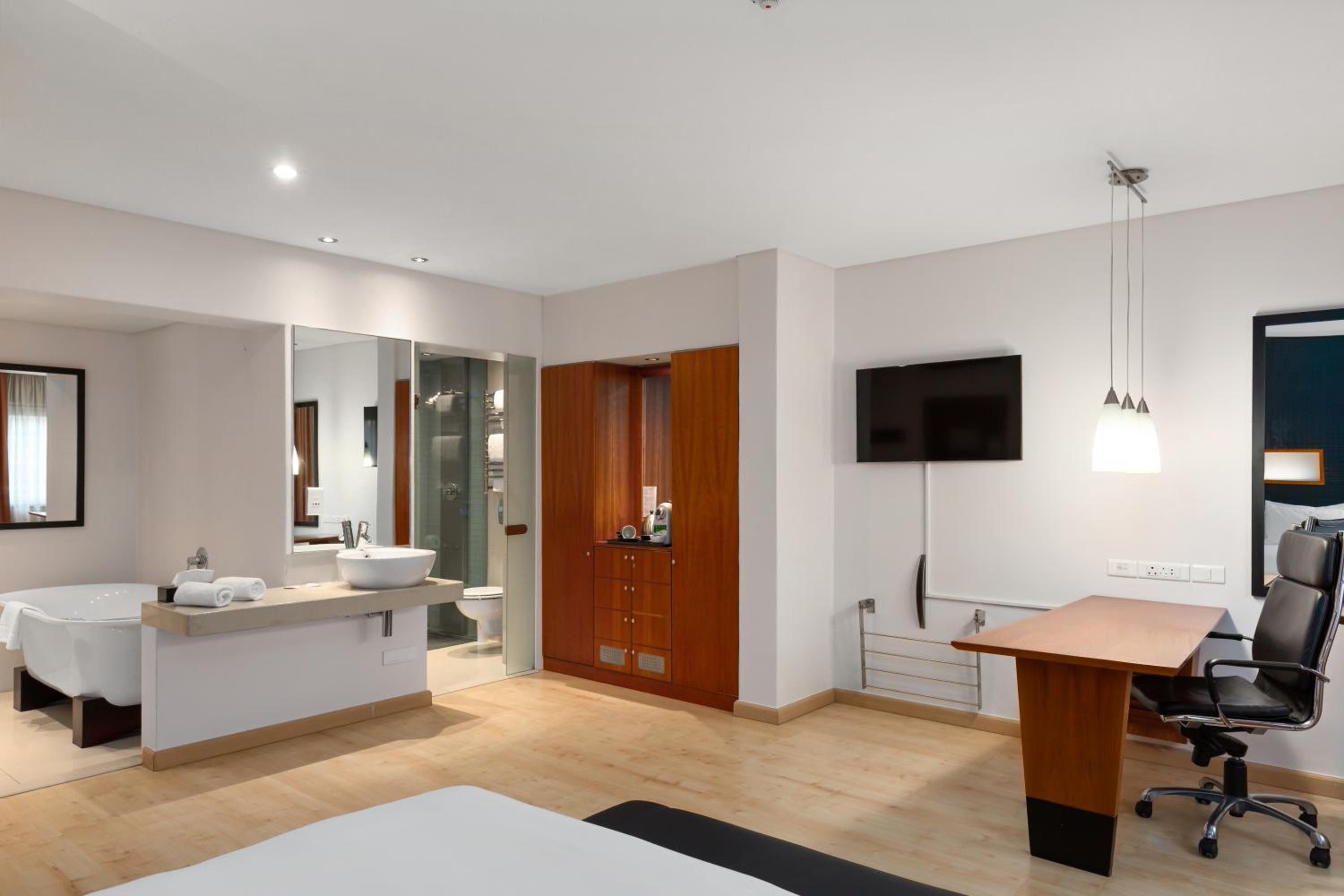 Superior King Room - Photo 2