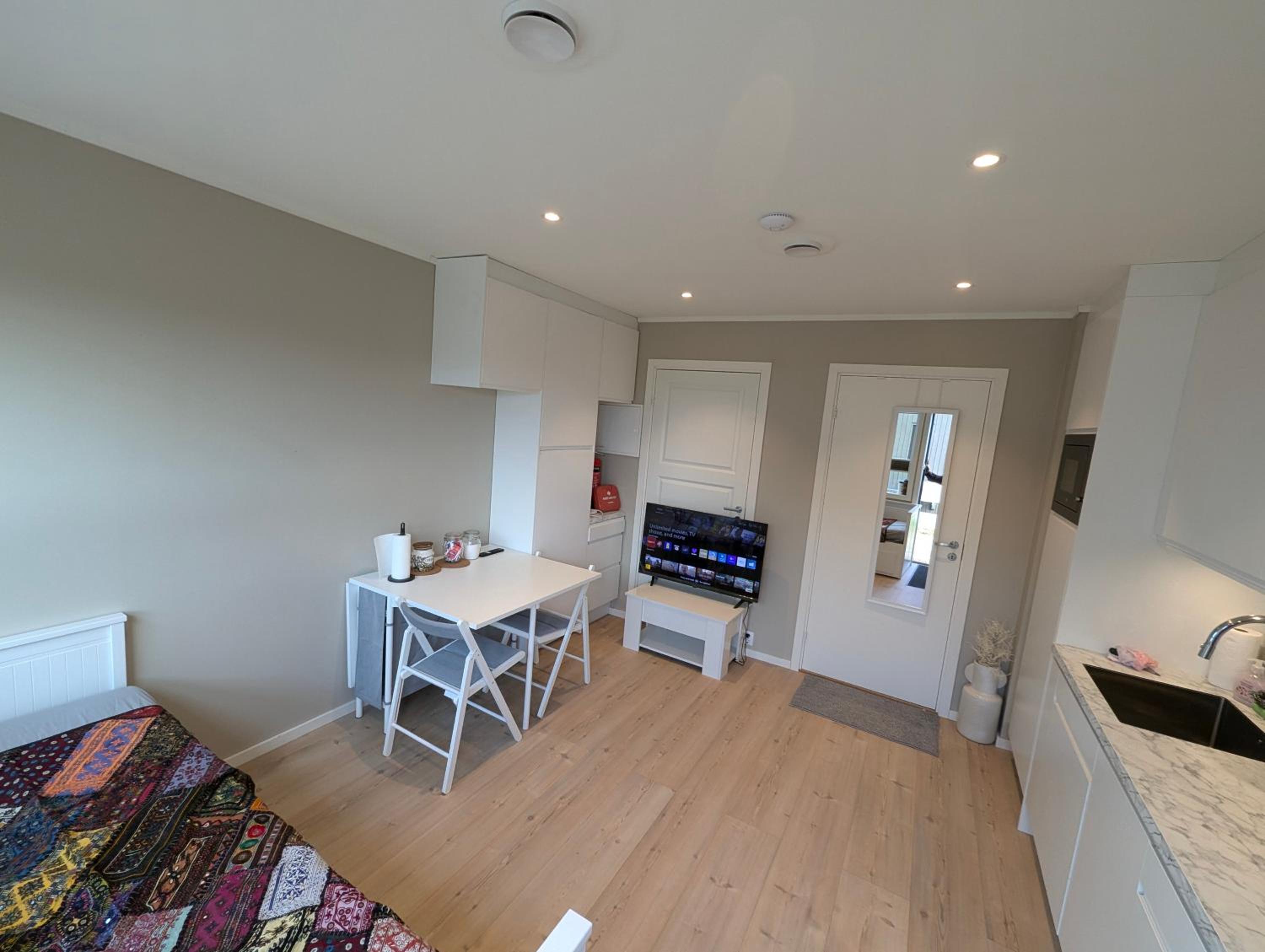 One-Bedroom Apartment photo 1
