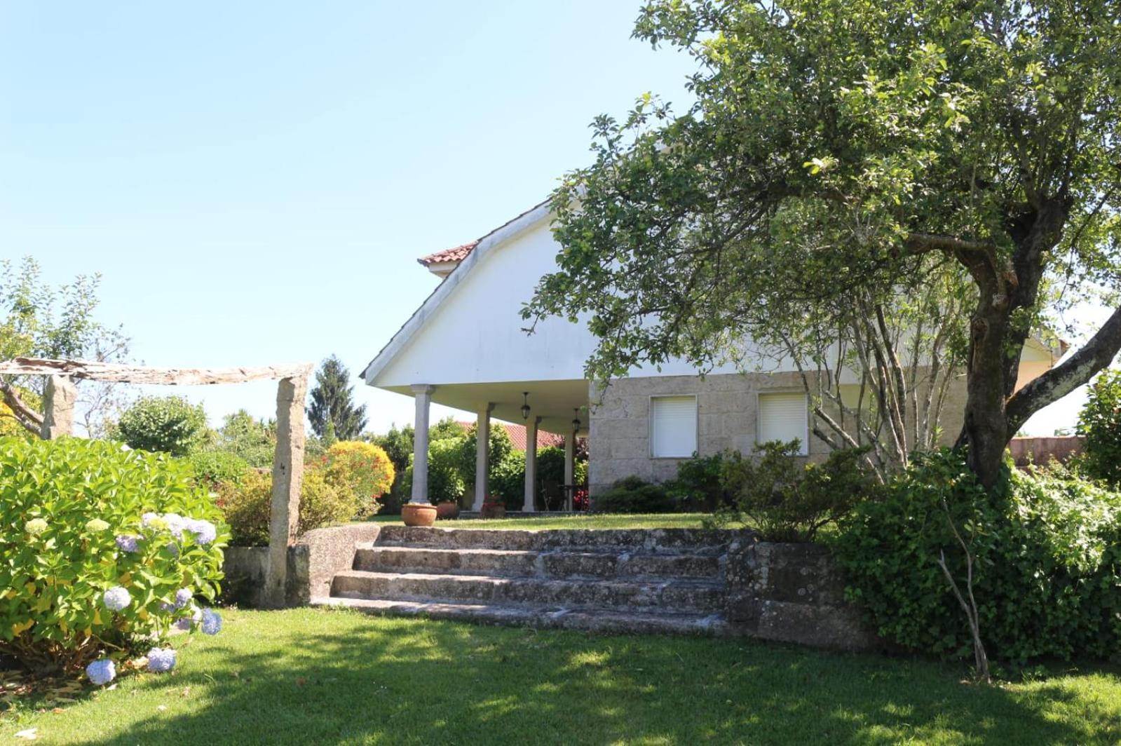 Six-Bedroom House photo 3