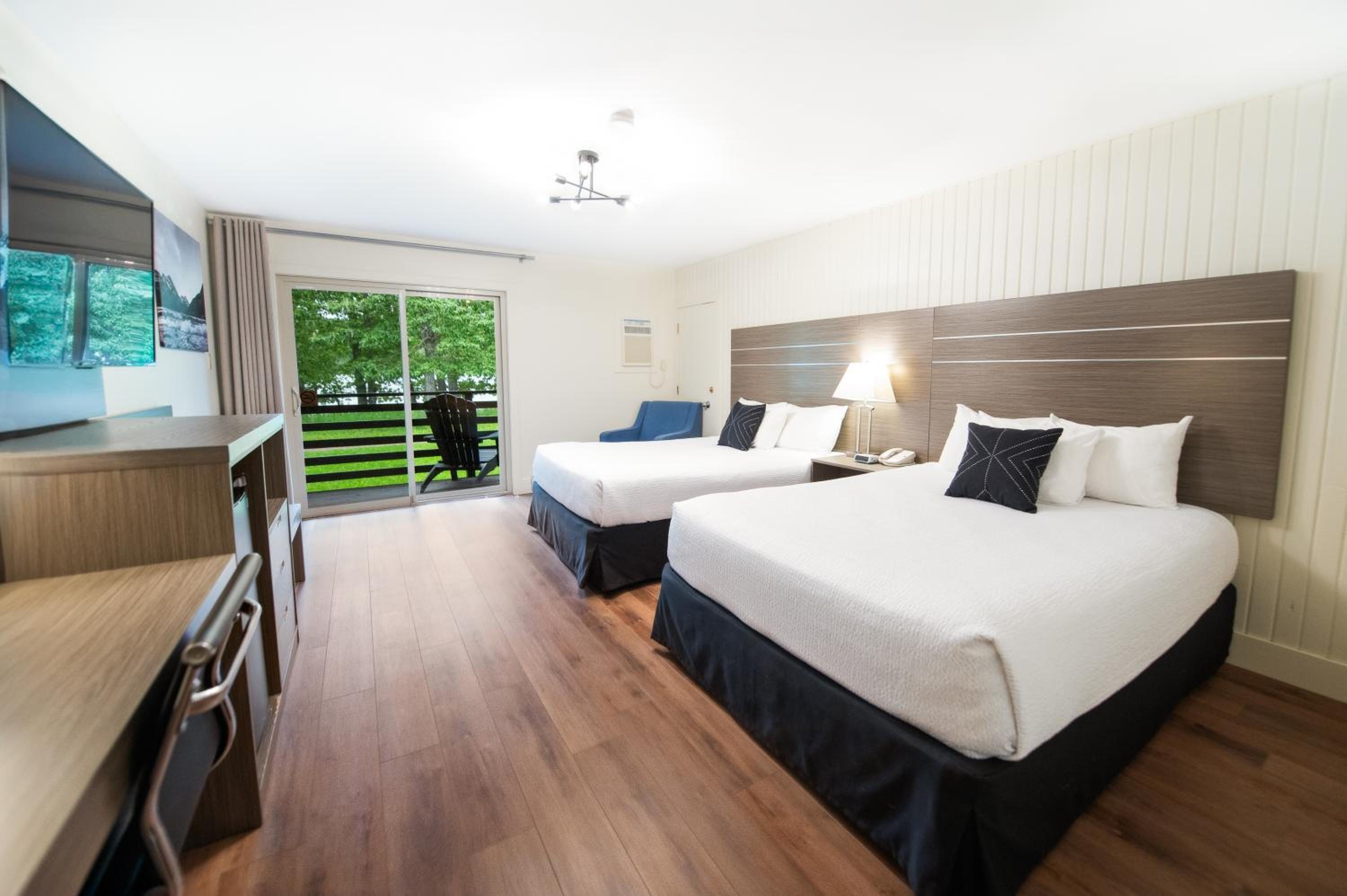 Queen Room with Two Queen Beds and Lakefront View photo 2