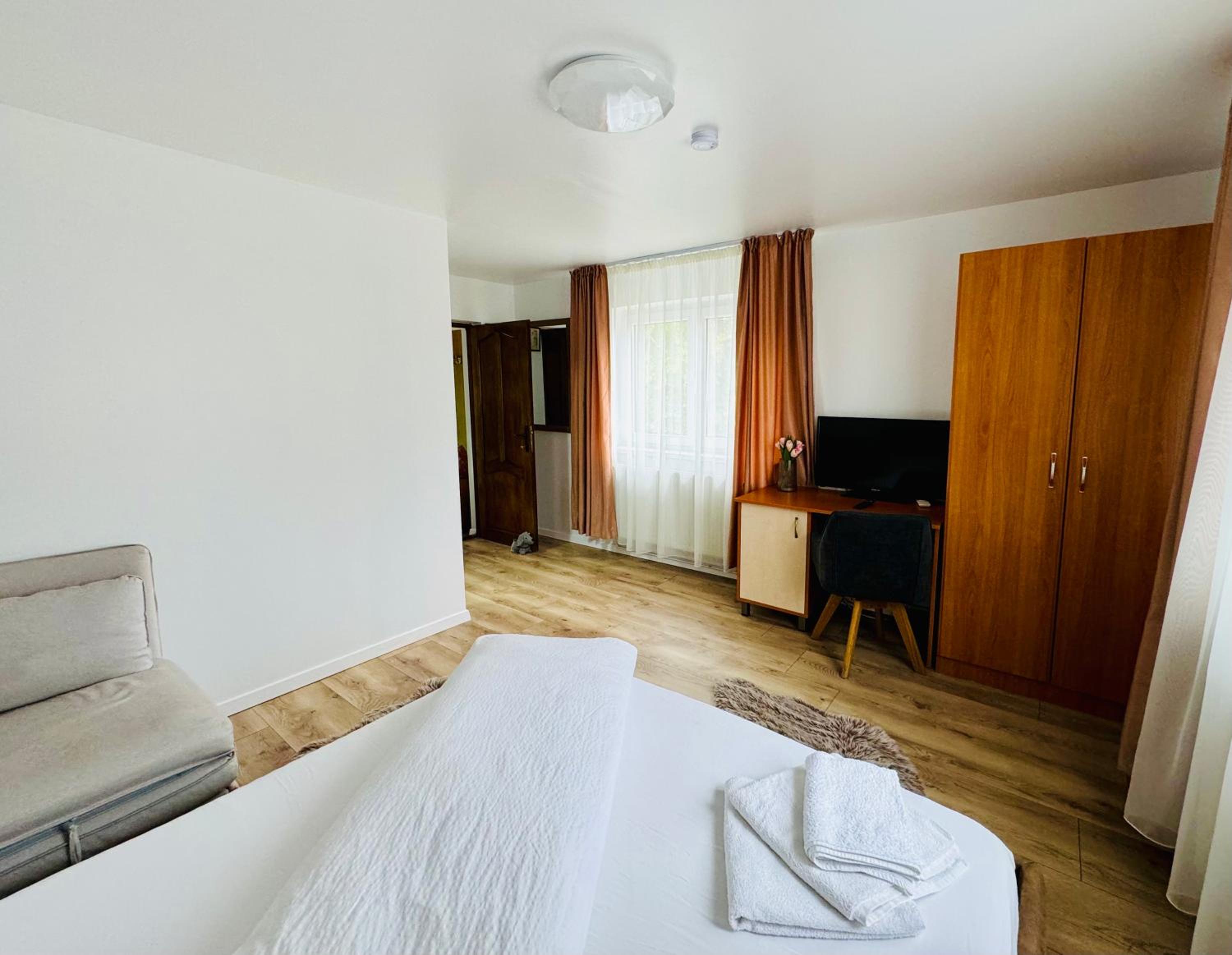 Six-Bedroom House photo 2