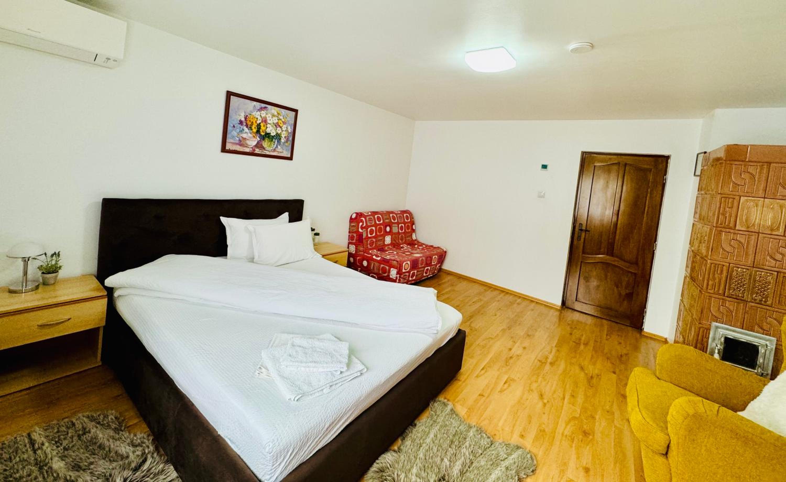 Six-Bedroom House photo 3