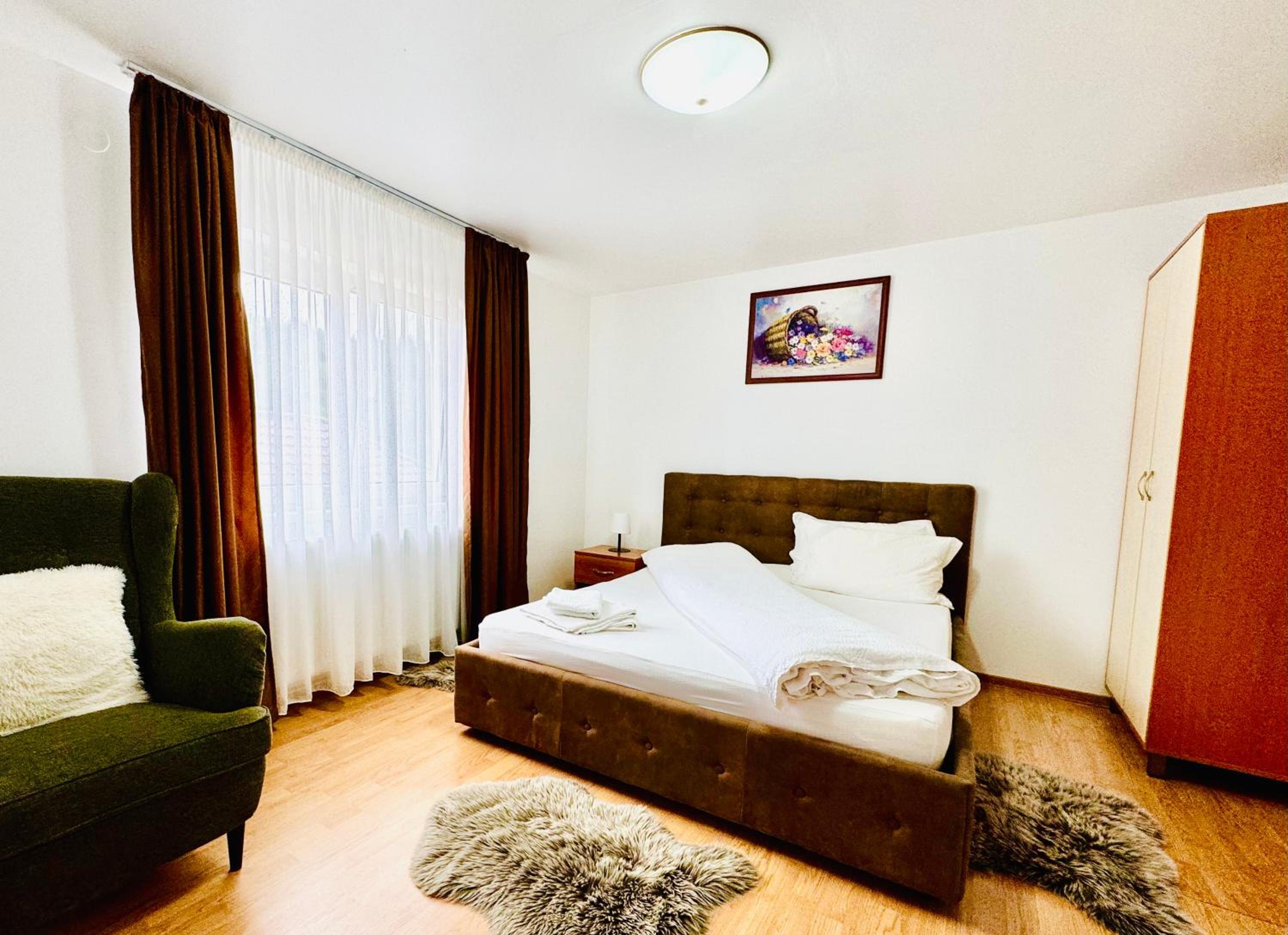 Six-Bedroom House photo 1