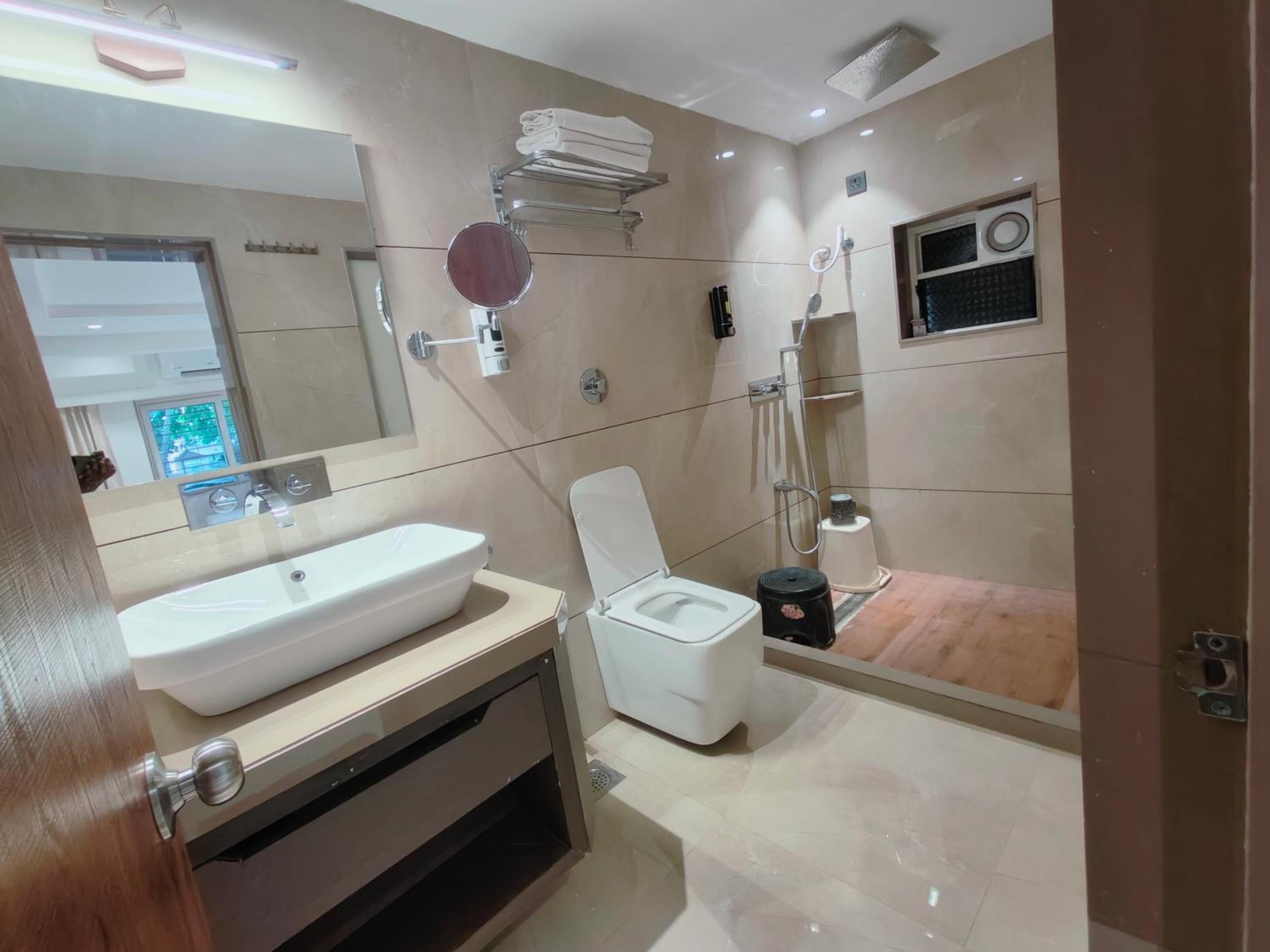  VIP 3 Bed AC Room - Photo 4