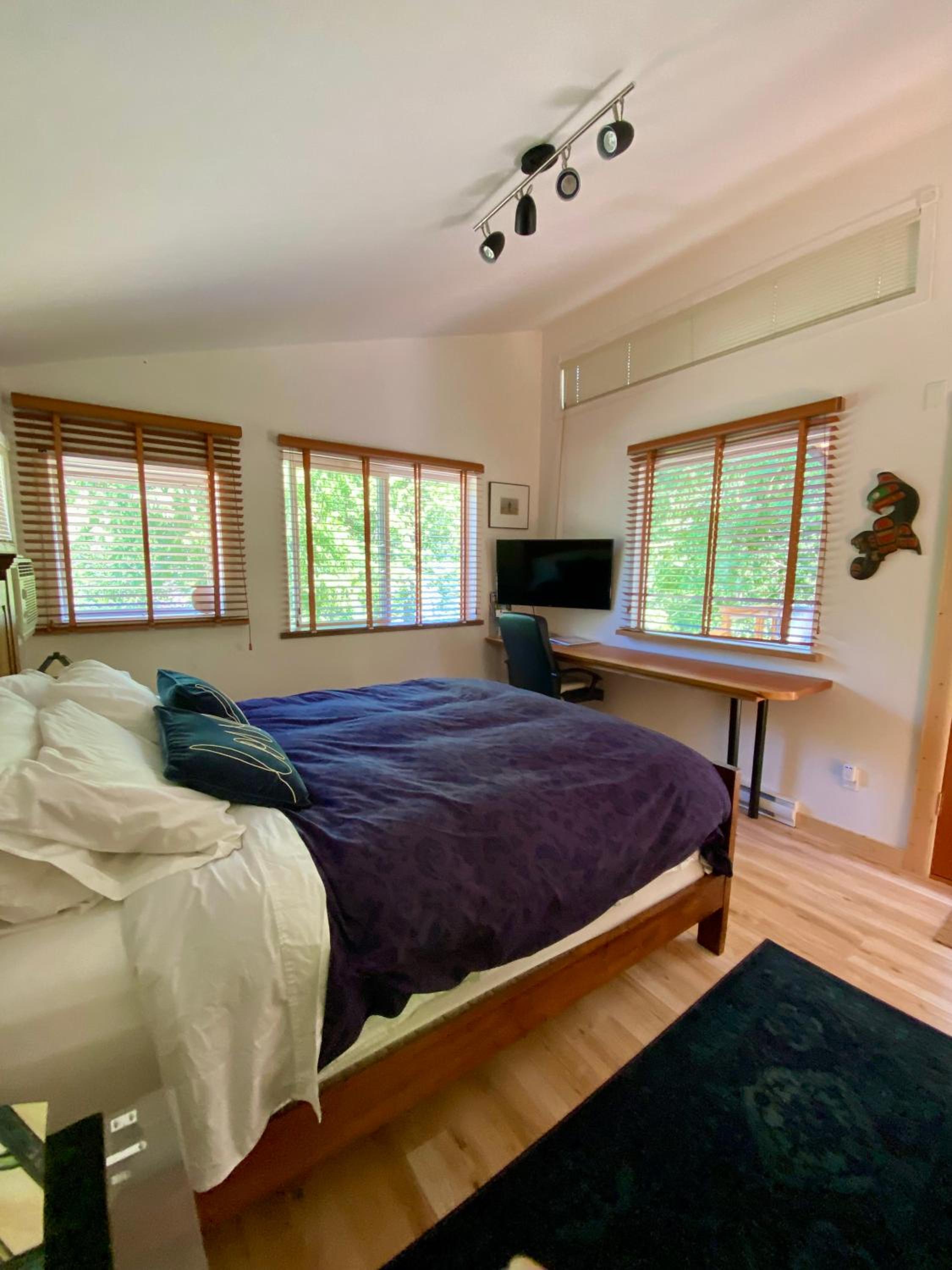 Queen Room photo 2