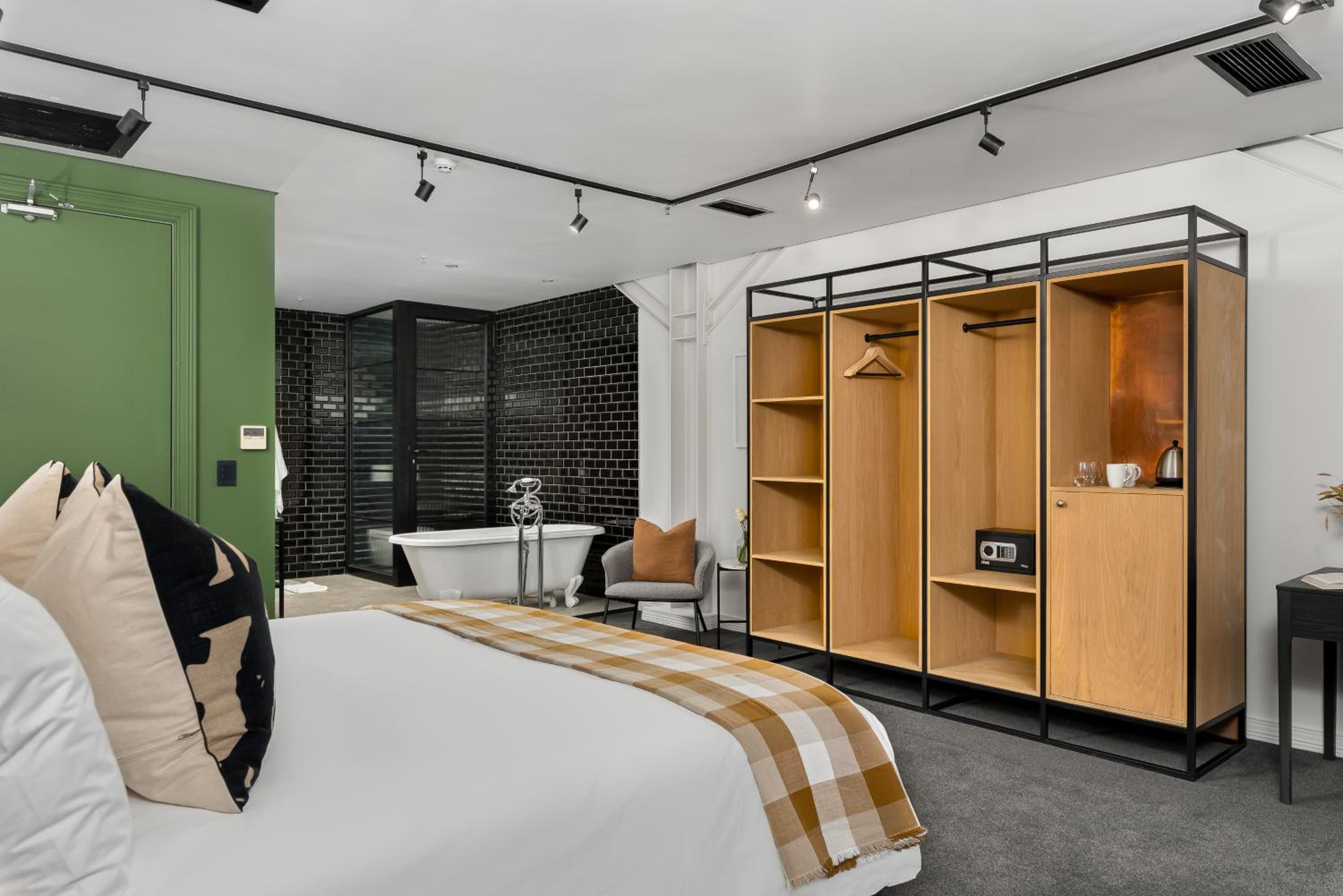 Deluxe Double or Twin Room with City View - Photo 5