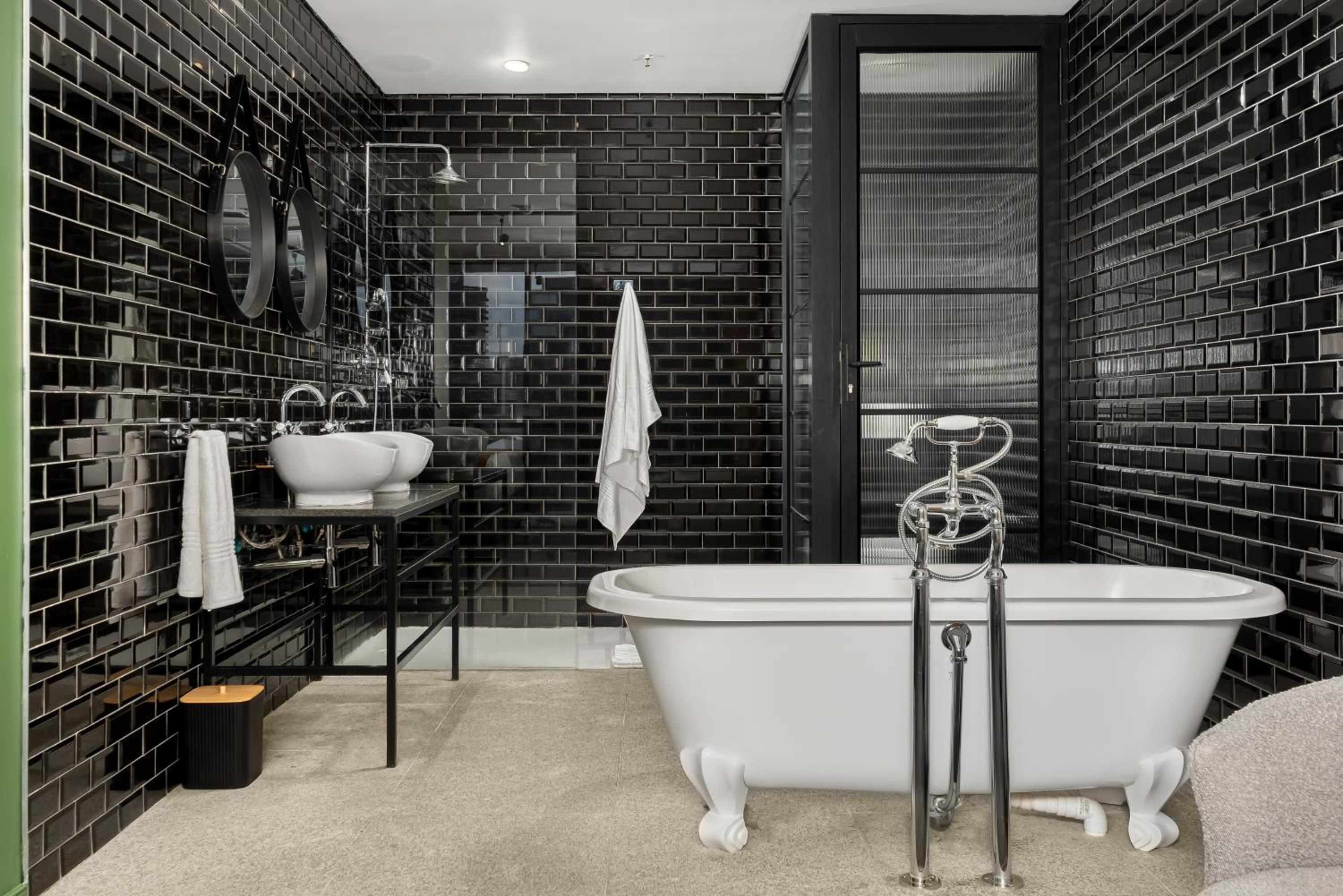 Deluxe Double or Twin Room with City View - Photo 4