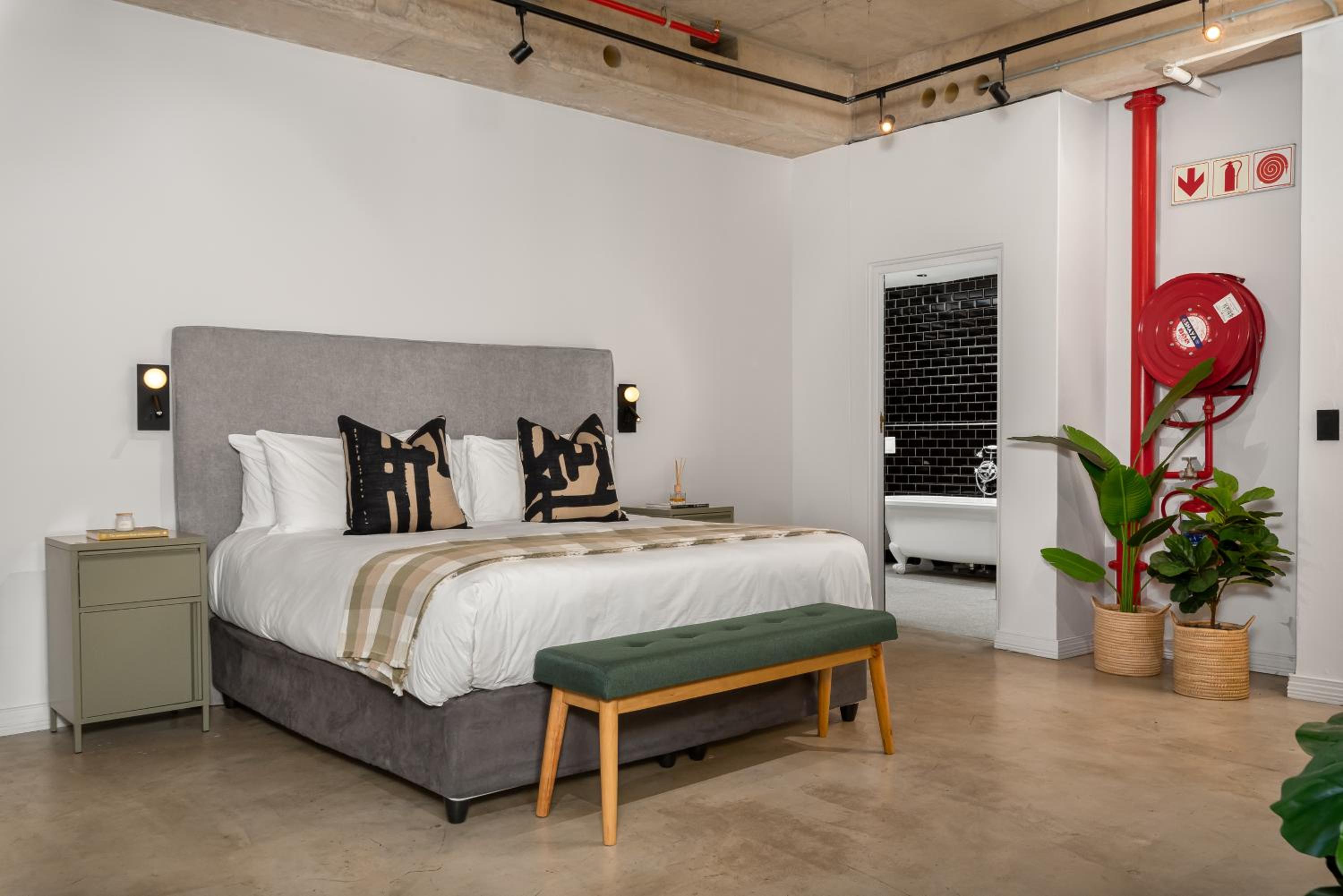 King Studio with Sofa Bed - Photo 12