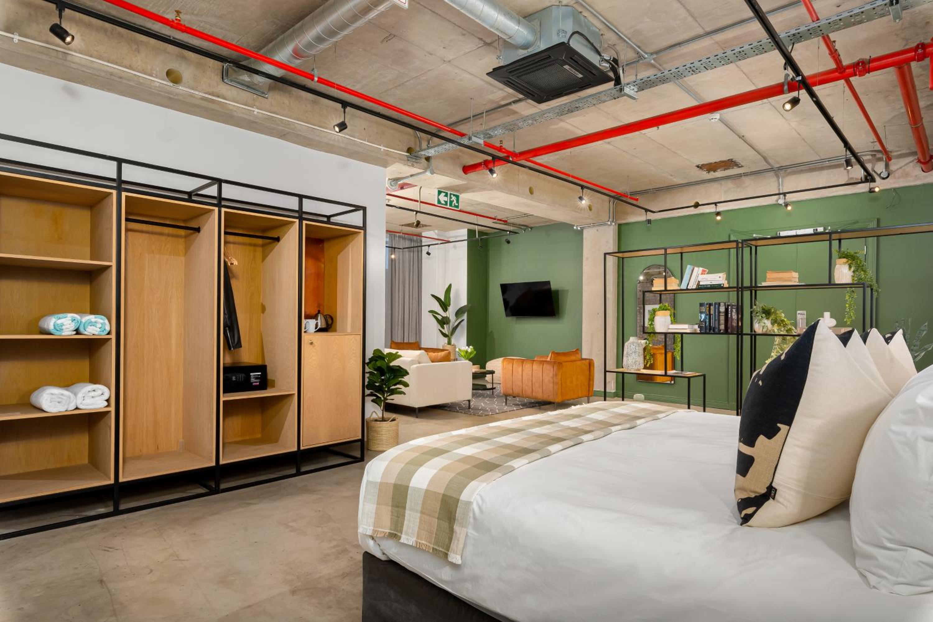 King Studio with Sofa Bed - Photo 10