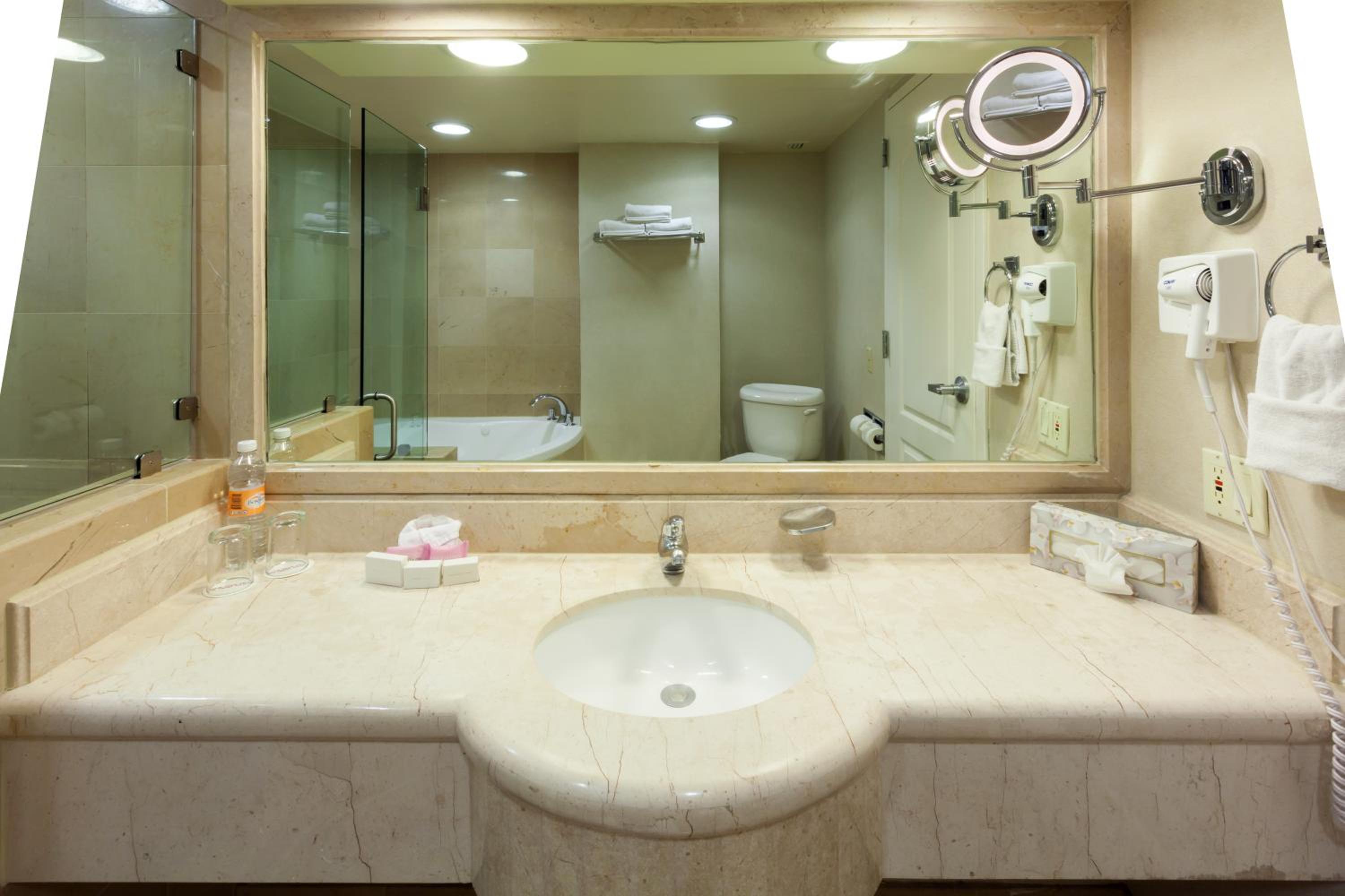 King Suite with Hot Tub - Non-Smoking - Photo 9
