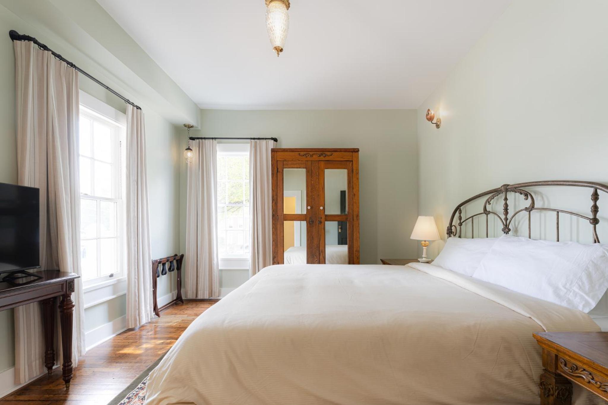 King Room with Roll-In Shower - Disability Access