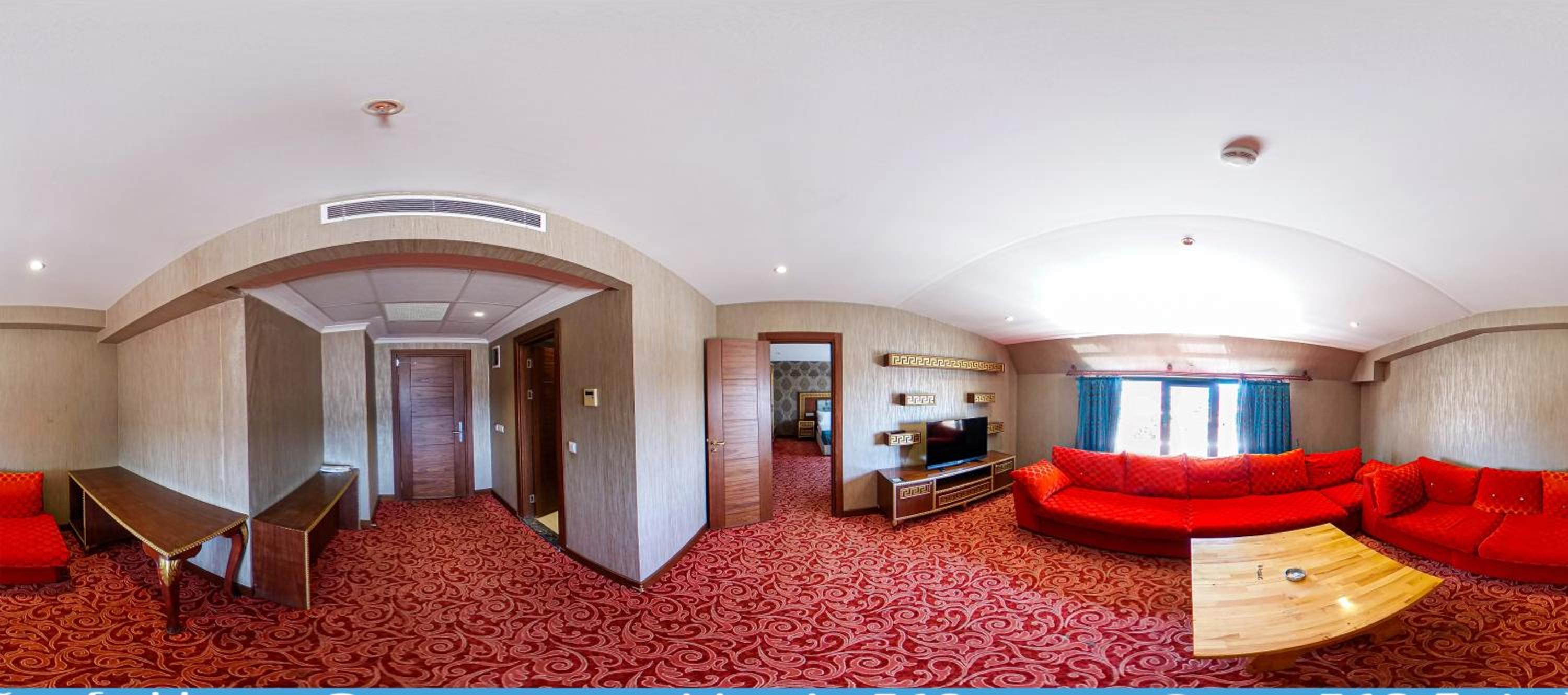 Suite with Hot Tub photo 3