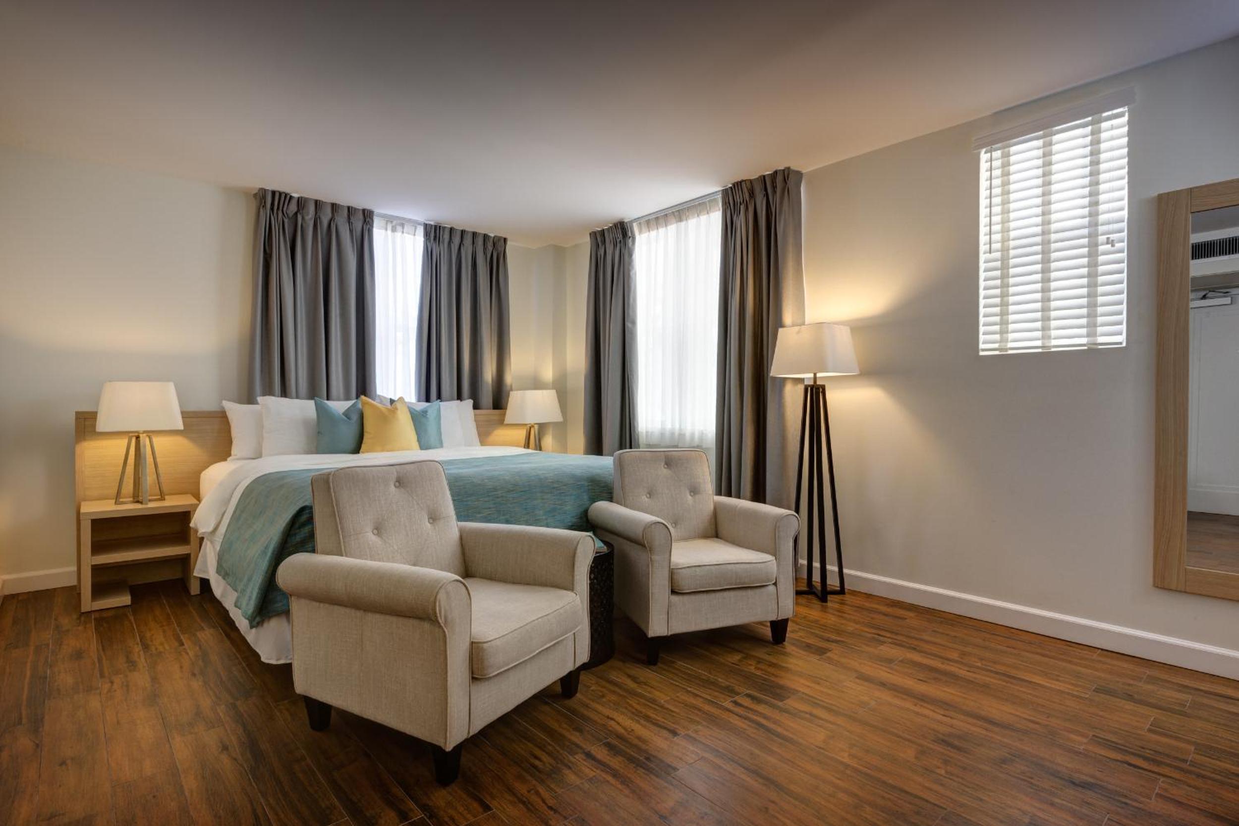 Deluxe King Room - Photo 5