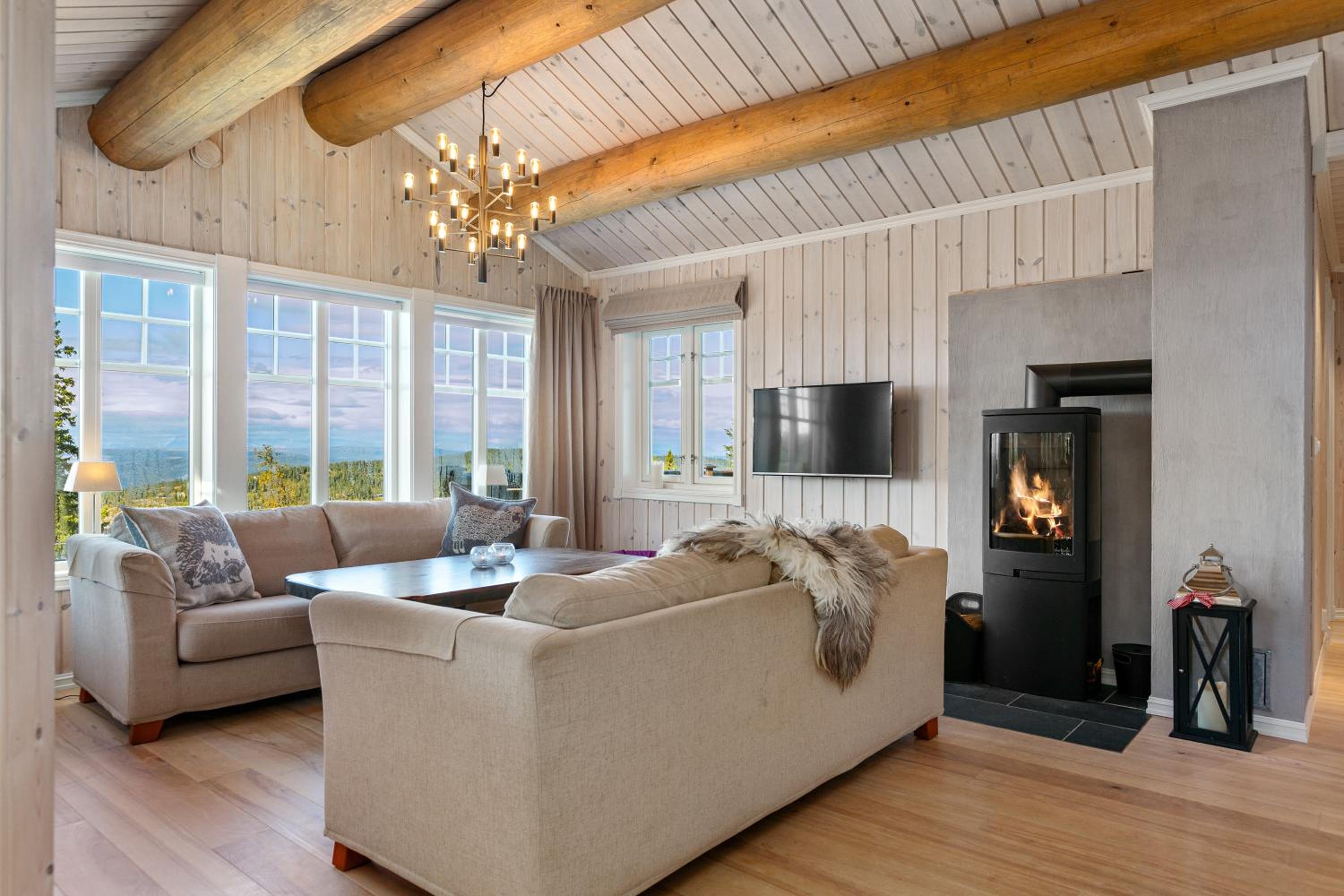 Five-Bedroom House photo 1