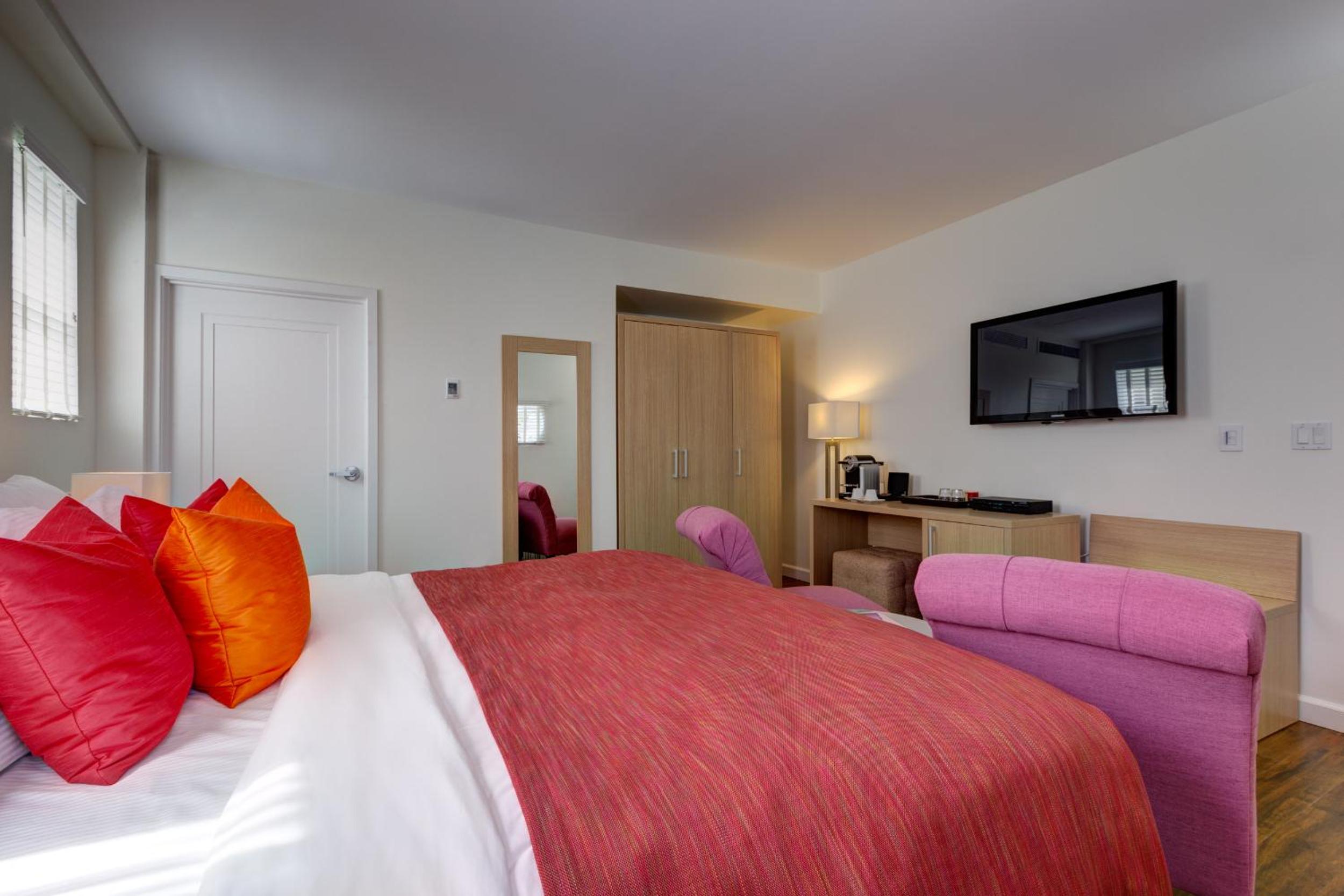 Deluxe King Room - Photo 9