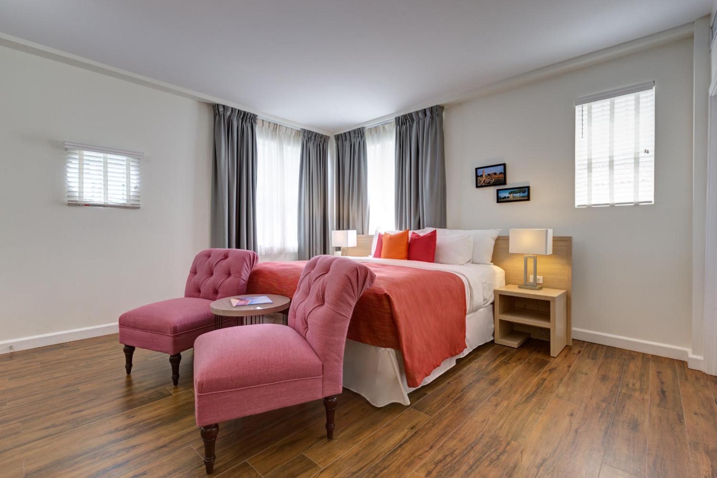 Deluxe King Room - Photo 11