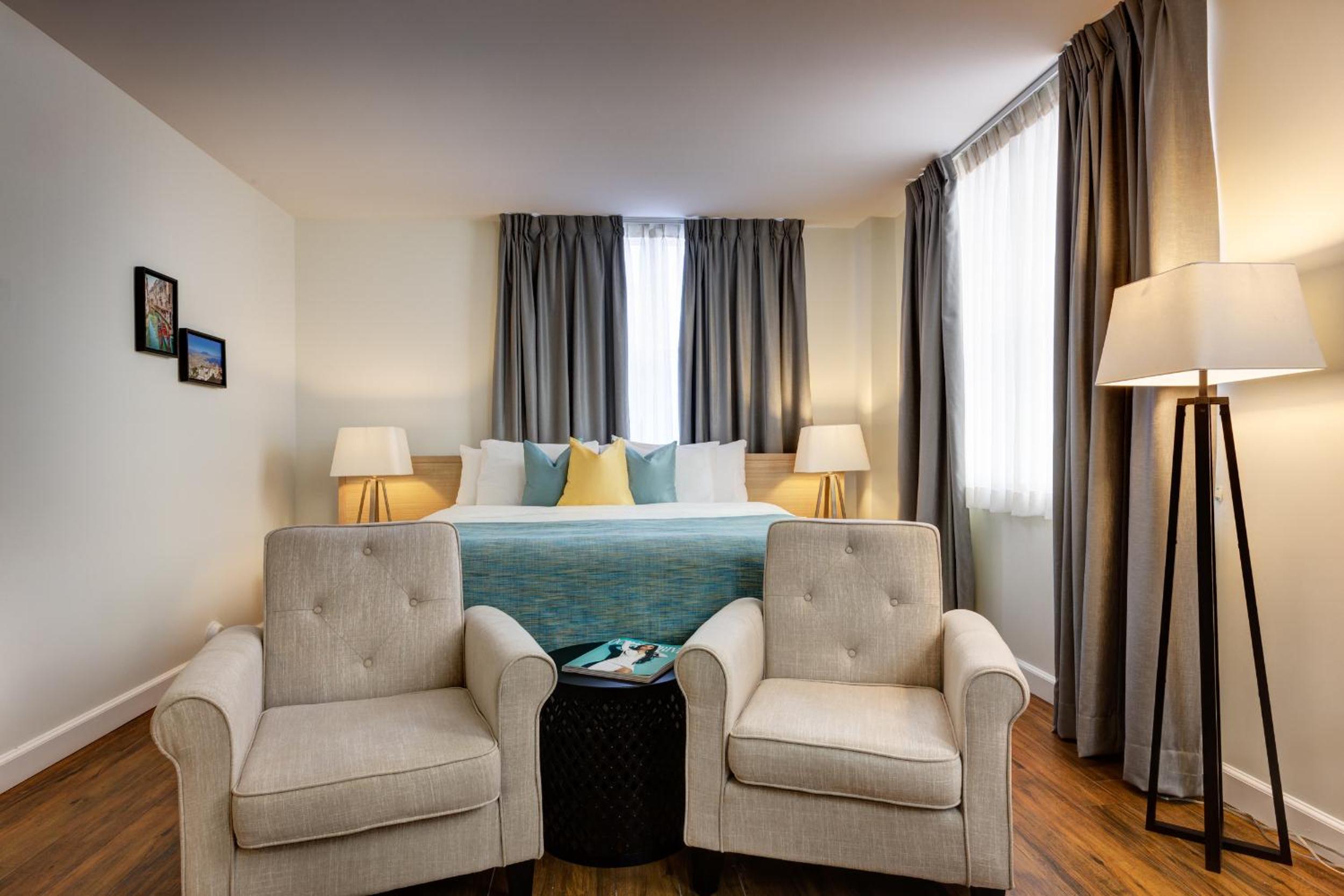 Deluxe King Room - Photo 2
