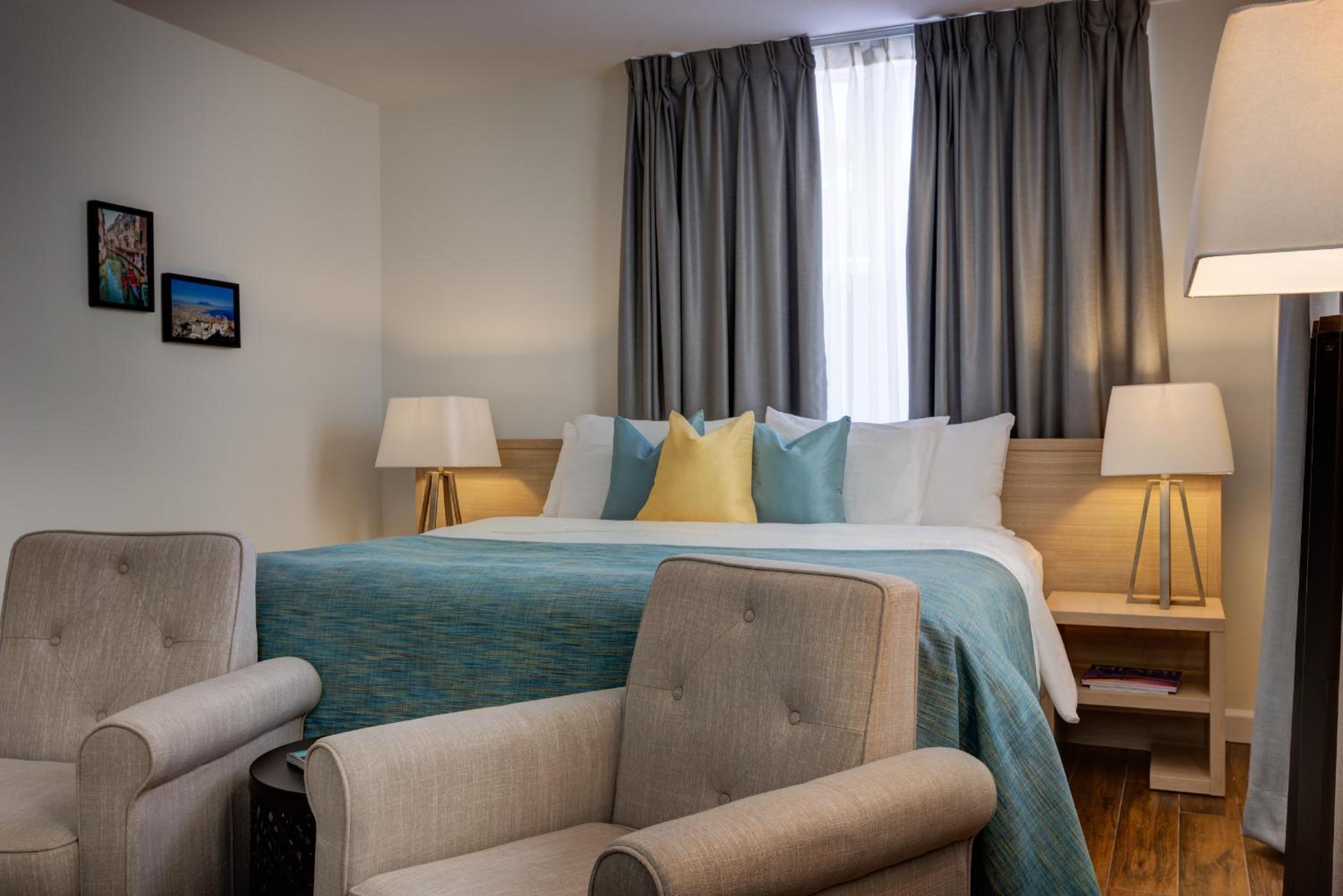 Deluxe King Room - Photo 10
