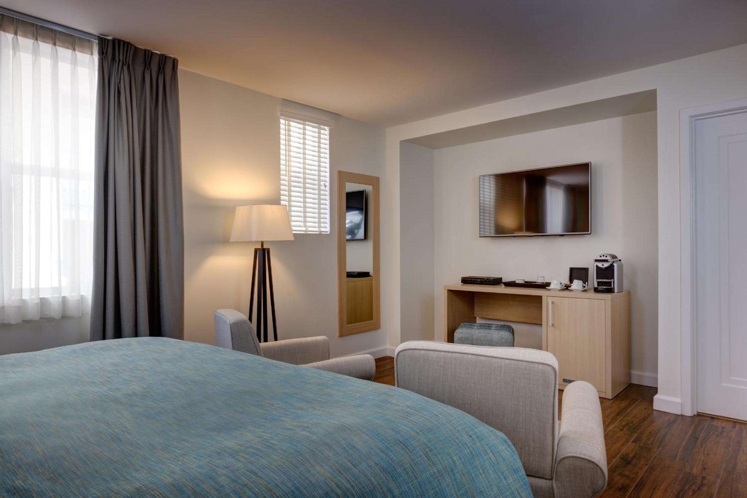 Deluxe King Room - Photo 6