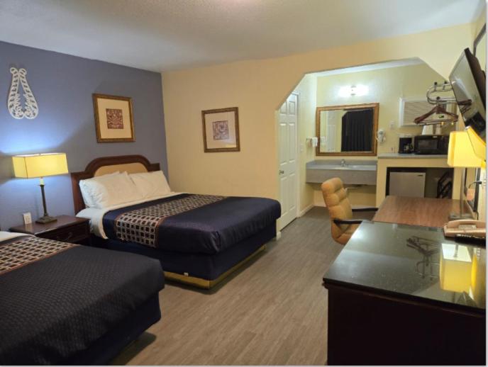 Queen Room with Two Queen Beds - Non-Smoking A - Photo 2