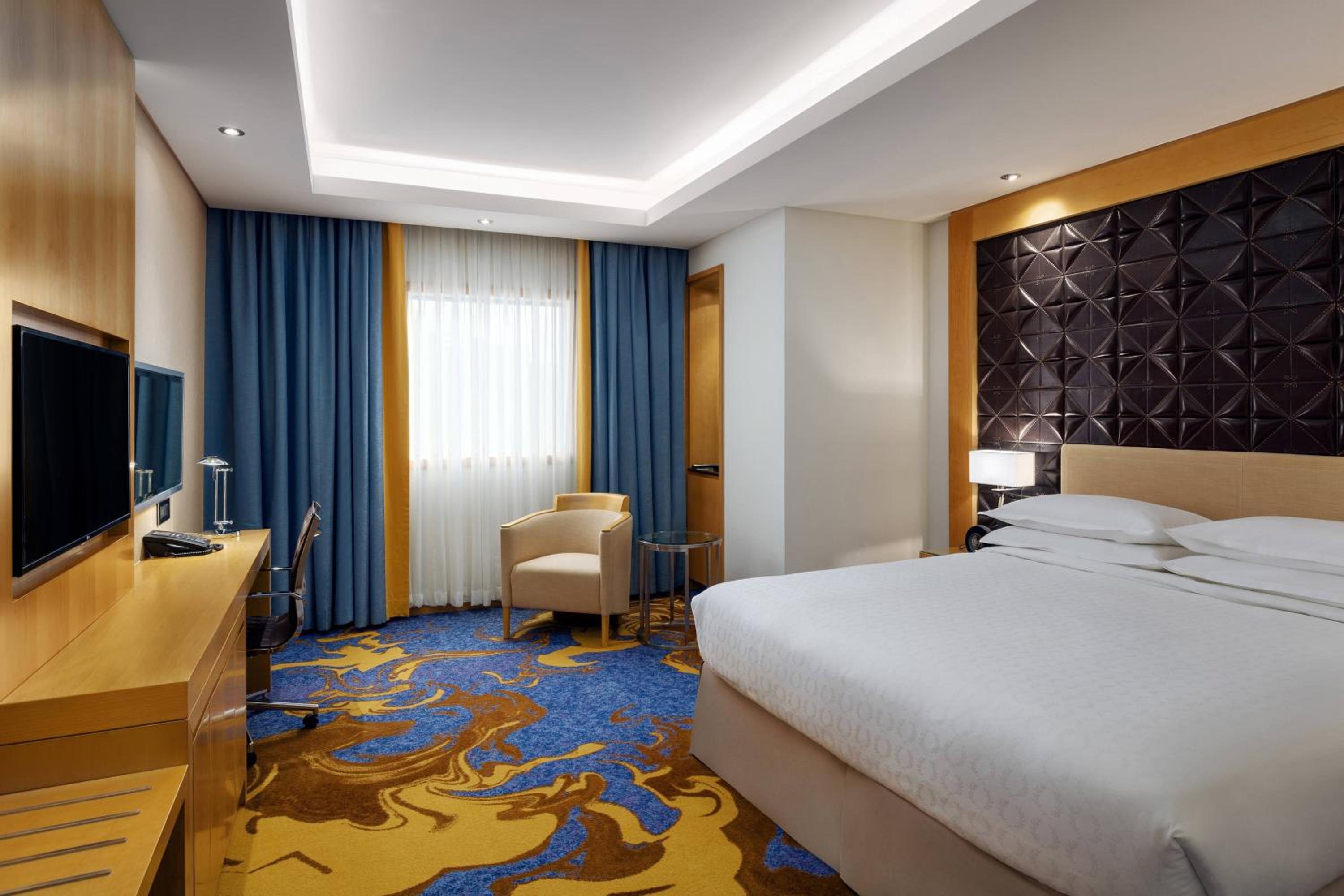 Superior 1 Bedroom Suite - Club Floor, Lounge access, included Breakfast, Snacks, and Dinner photo 1