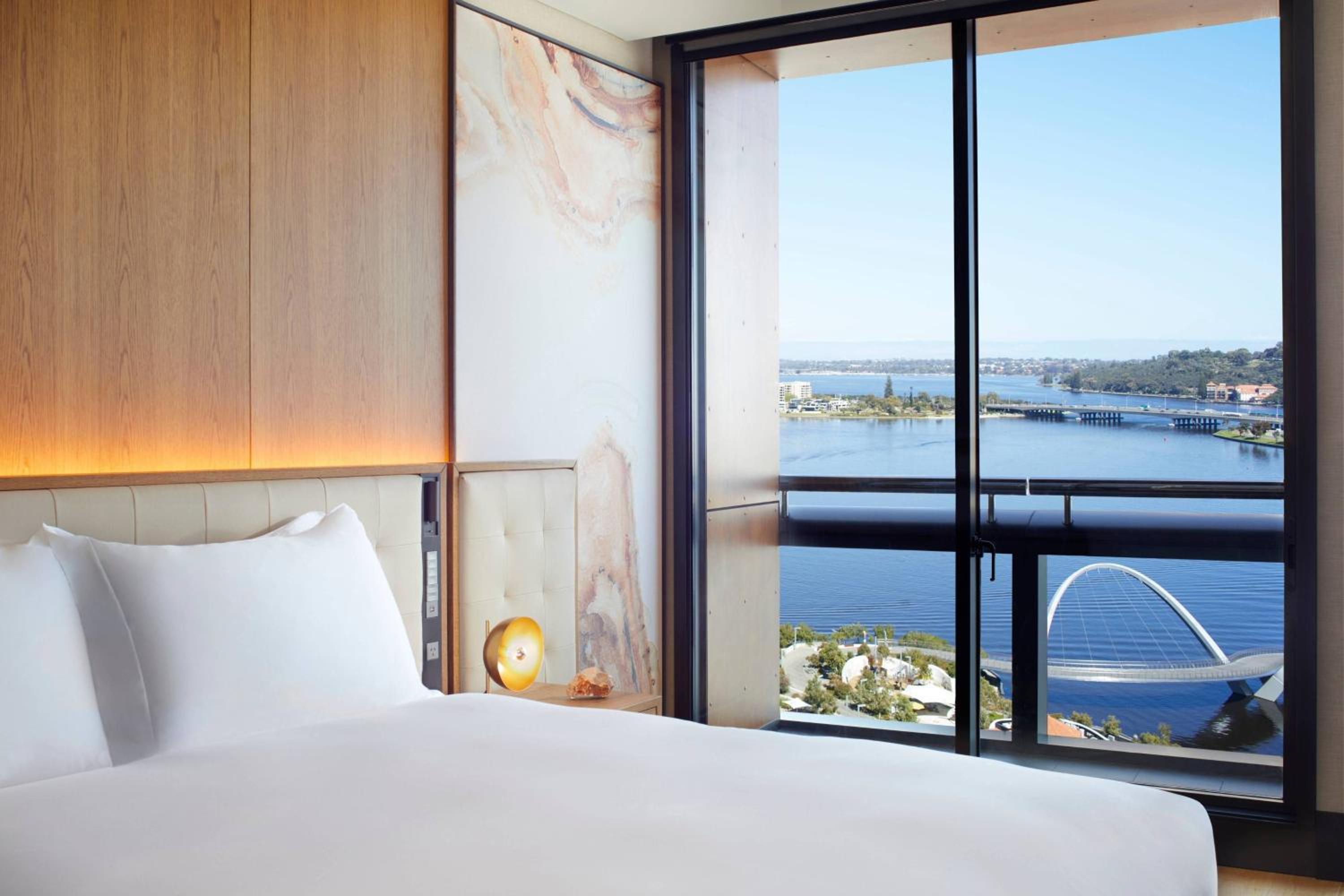 Swan River View, Premium Guest Room, 1 King Bed