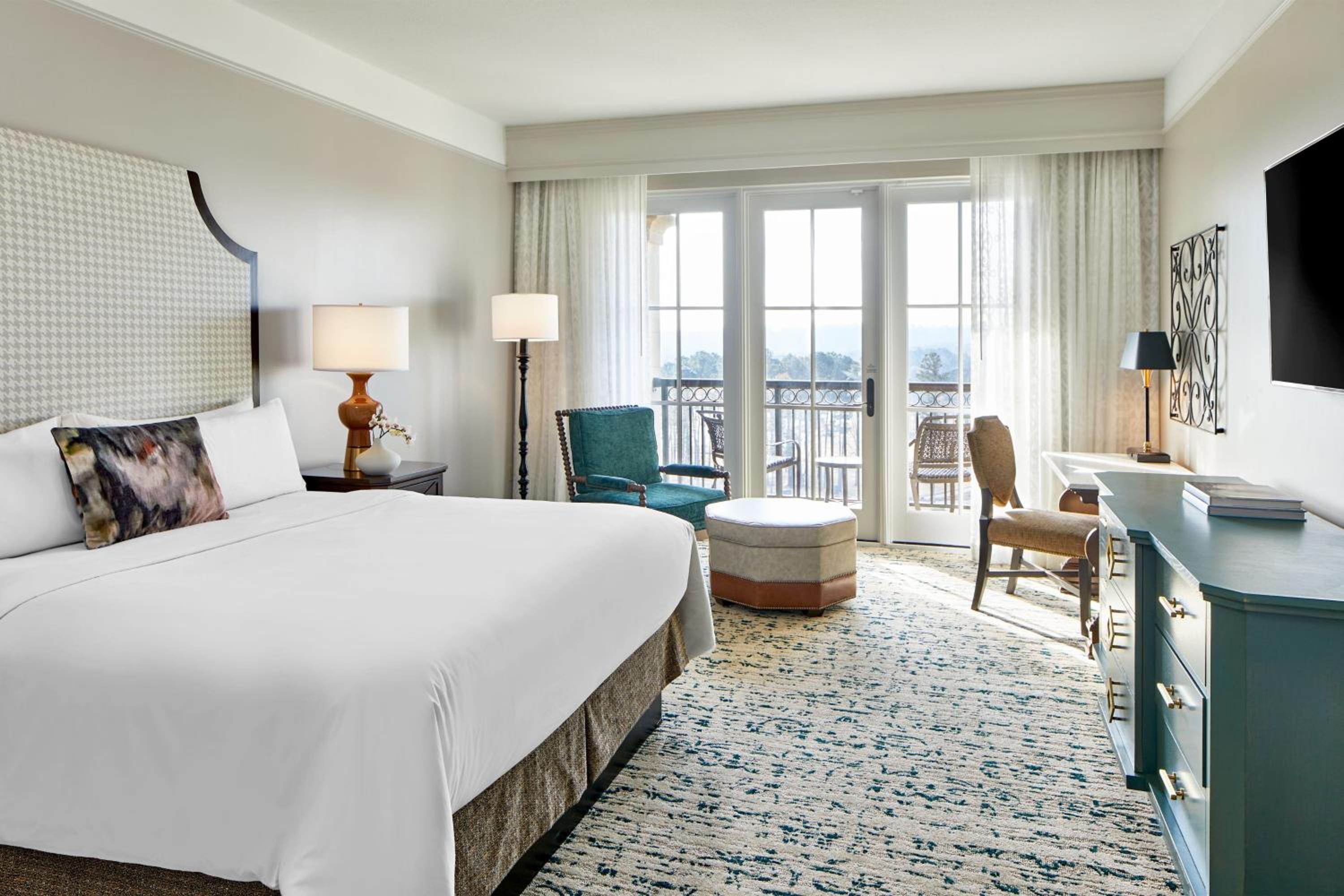 Guest room, 1 King, Resort view, Balcony - Photo 10