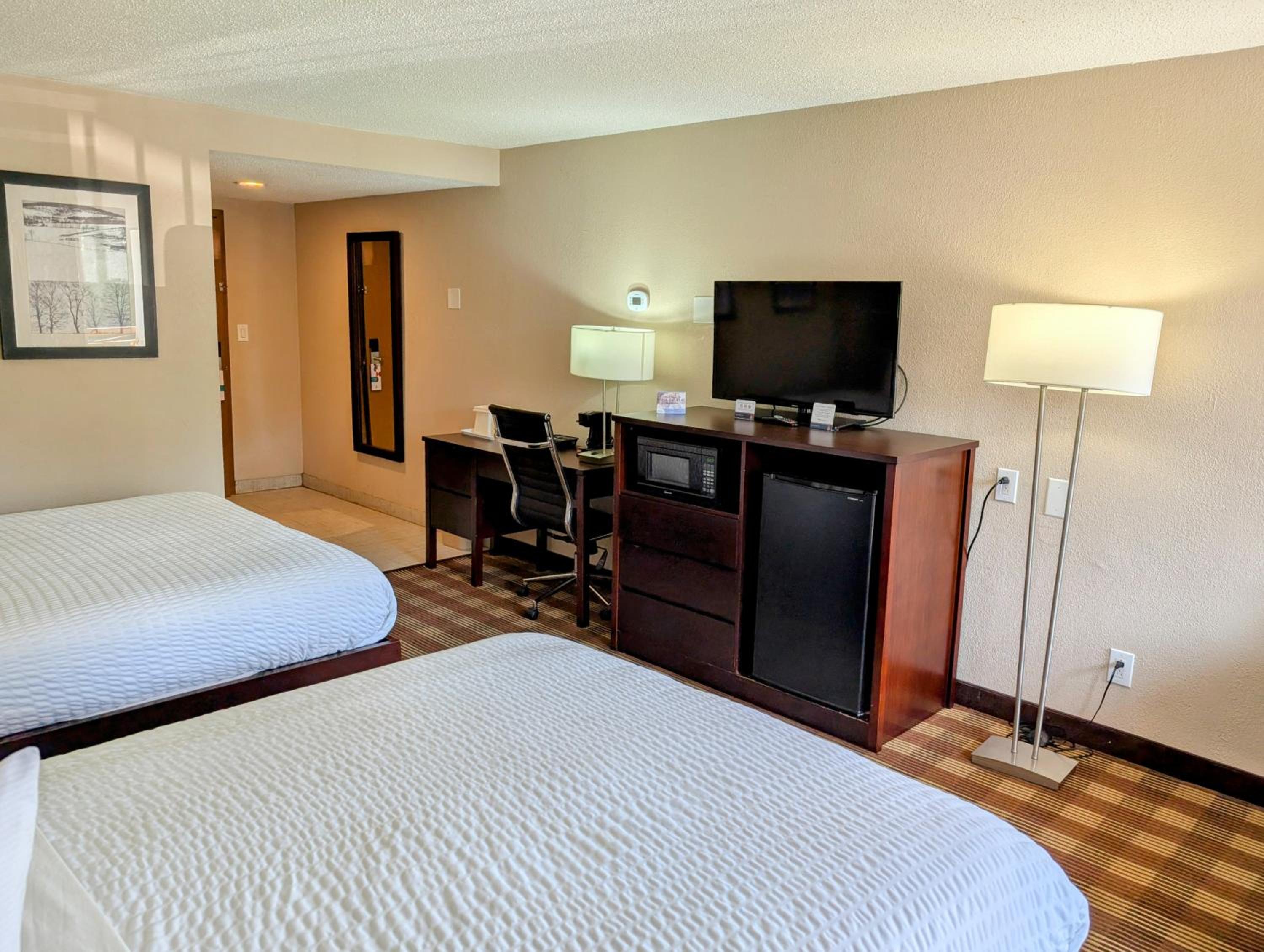 Deluxe Queen Room with Two Queen Beds - Non-Smoking With Balcony  - Photo 6