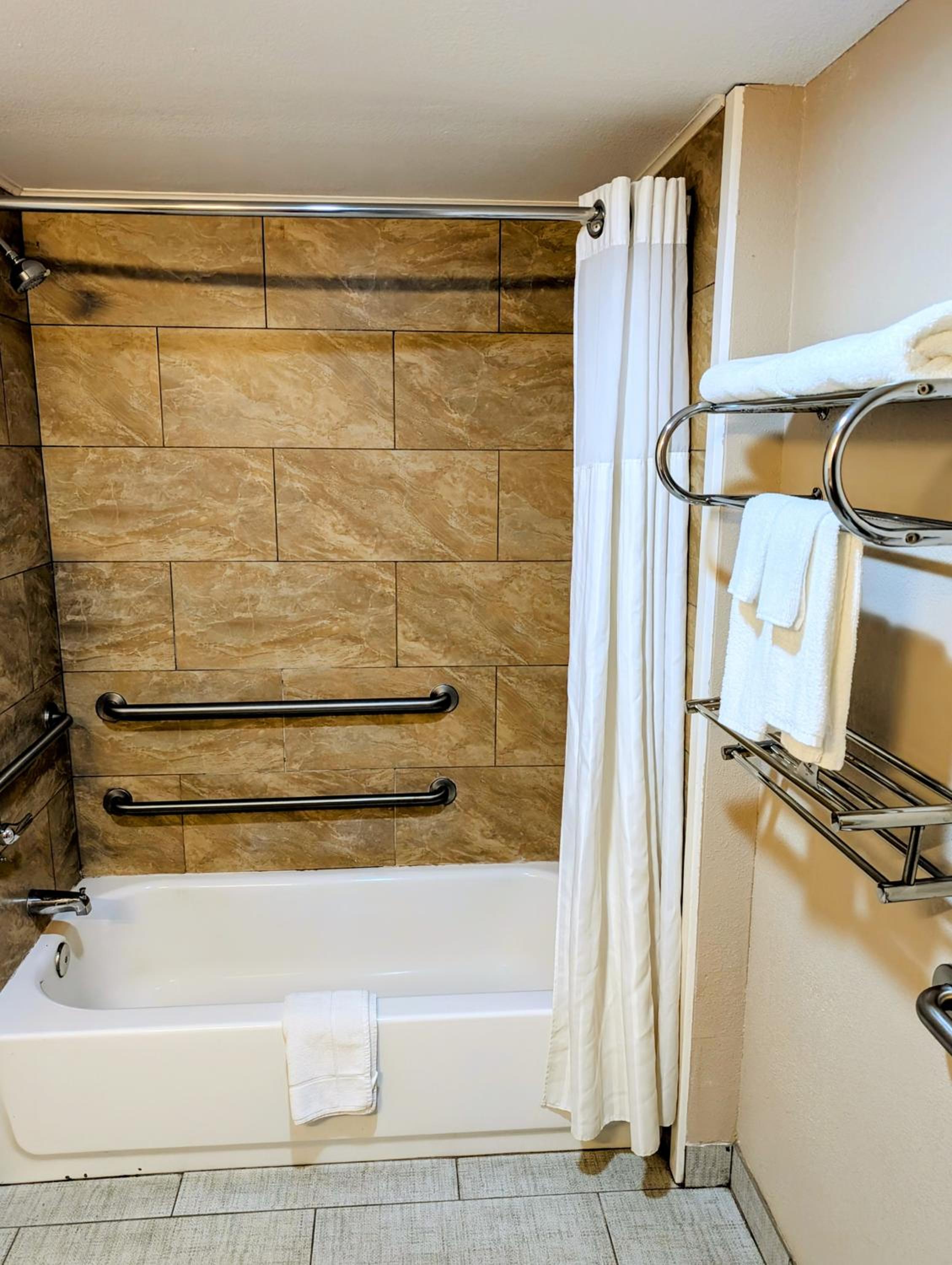 Deluxe King Room - Photo 7