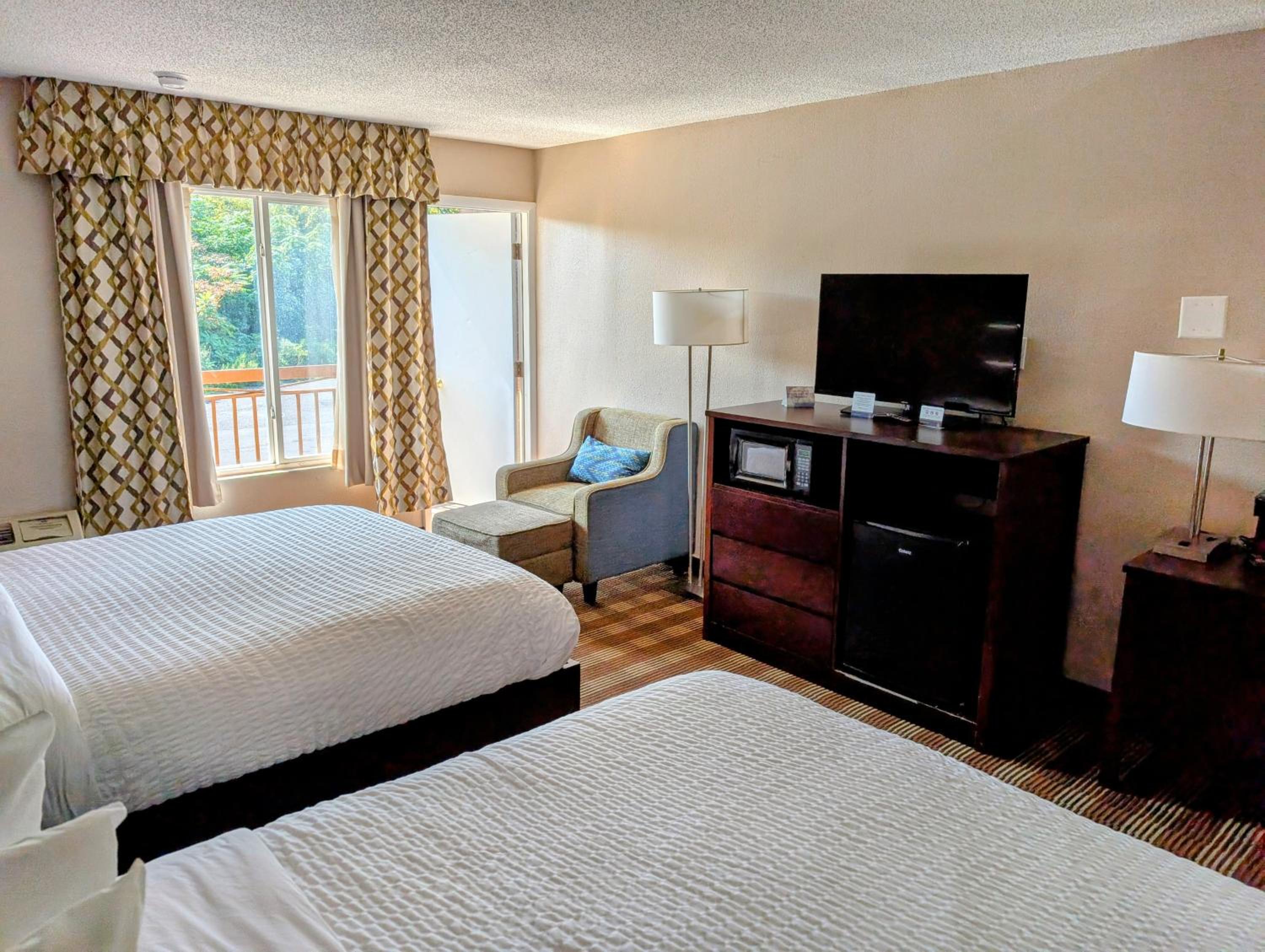 Deluxe Queen Room with Two Queen Beds - Non-Smoking With Balcony  - Photo 4