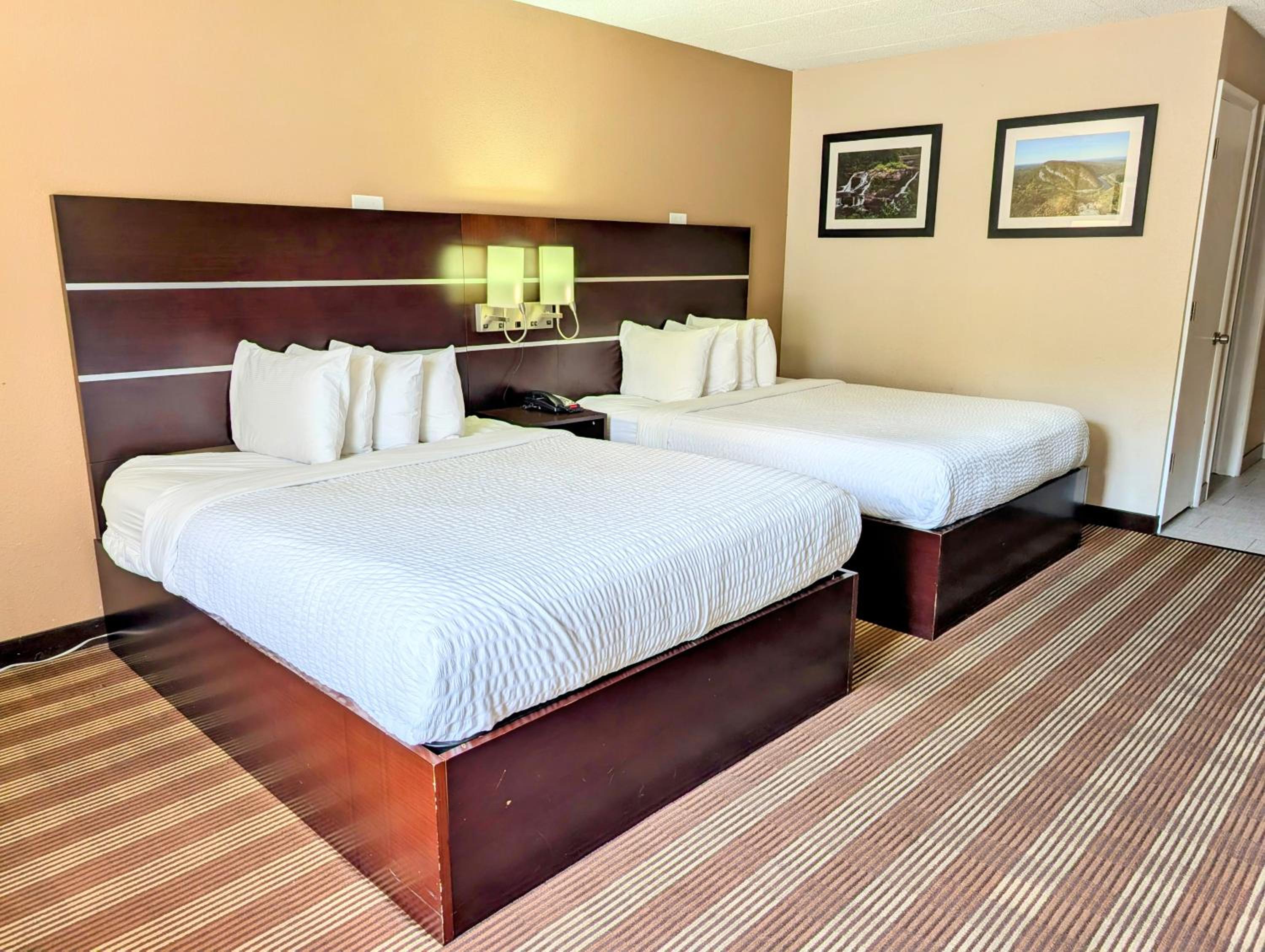 Deluxe Queen Room with Two Queen Beds - Non-Smoking With Balcony  - Photo 9