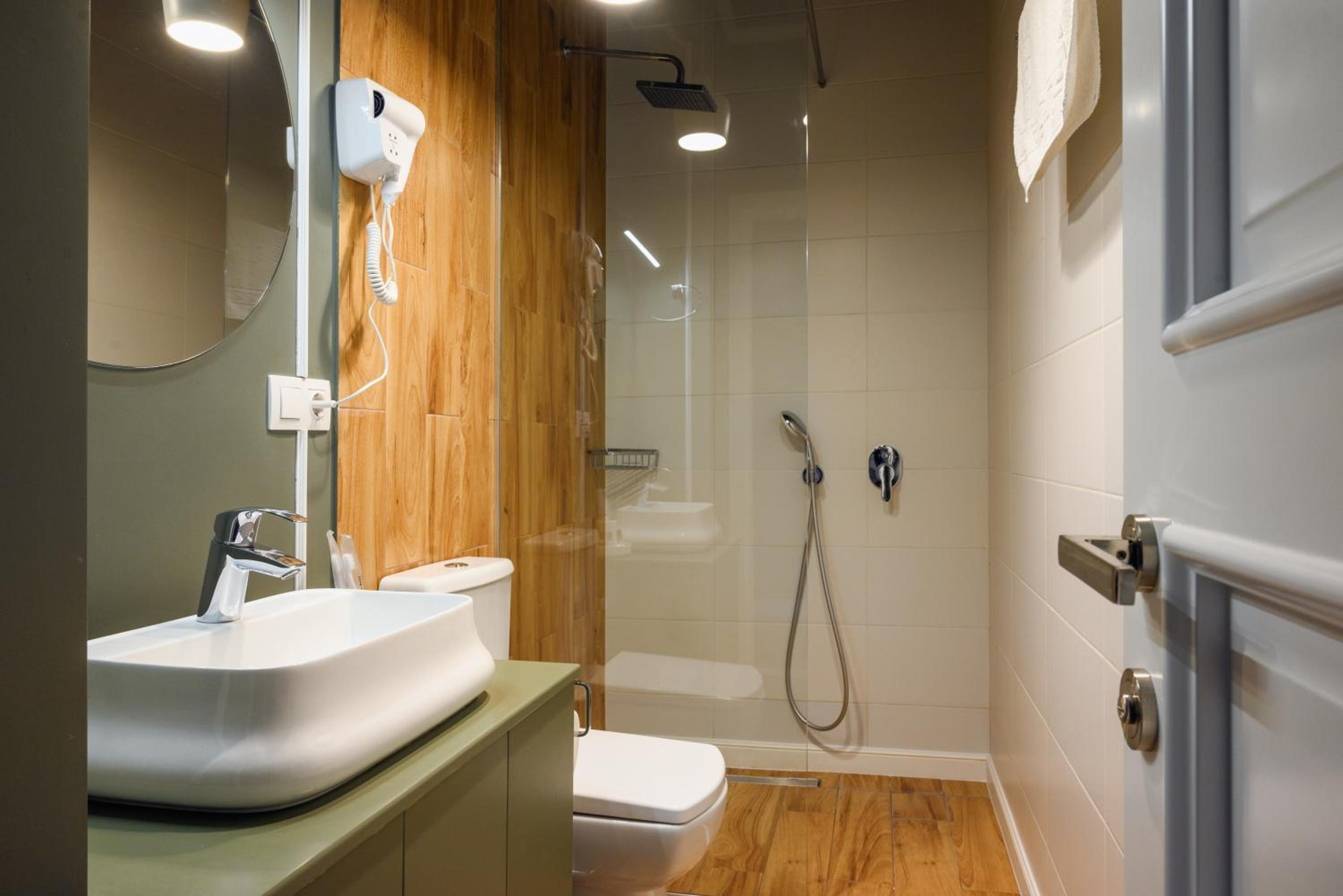 Double Room with Balcony - Photo 8