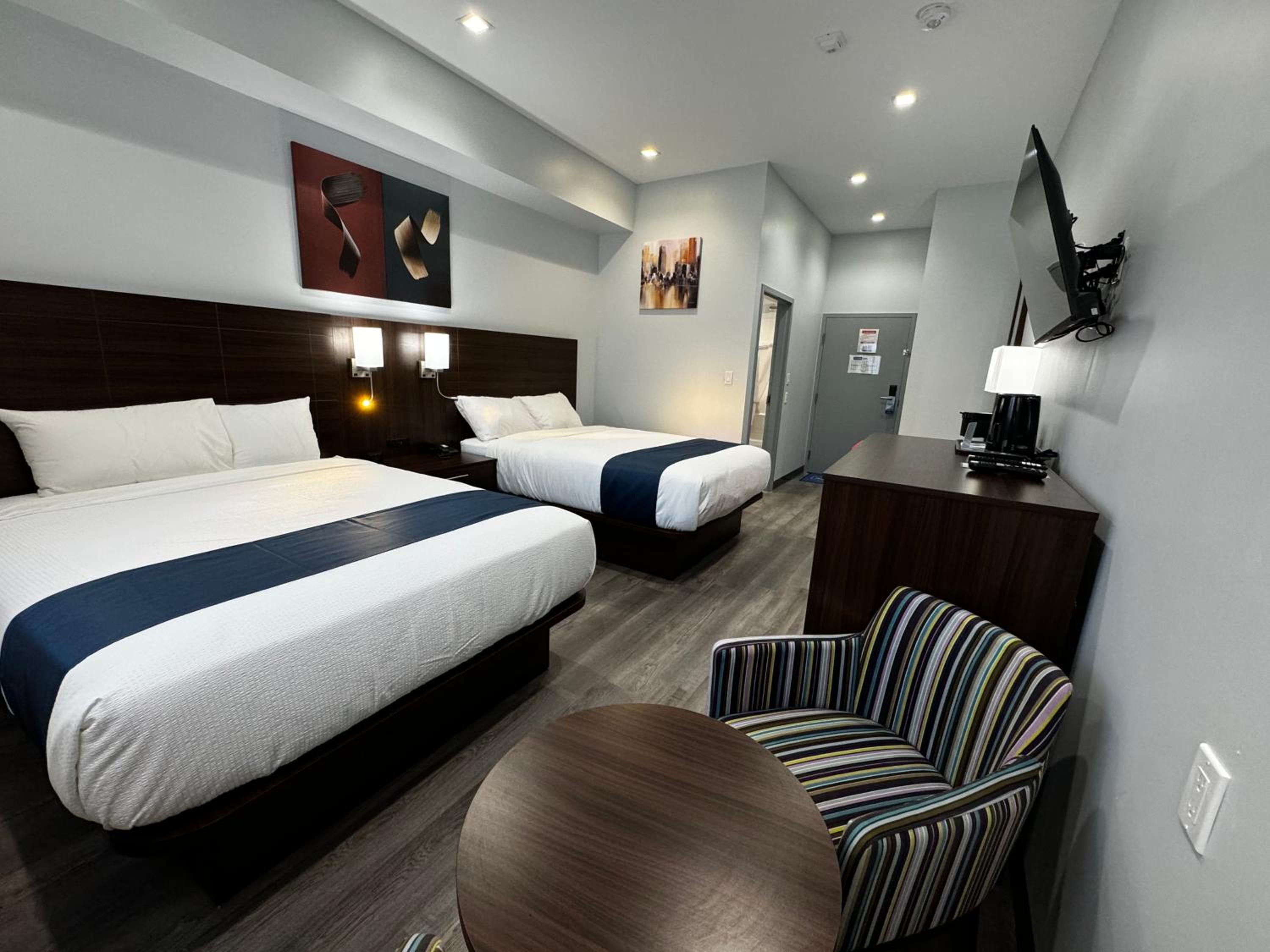 Queen Room with Two Queen Beds - Non-Smoking - Photo 10